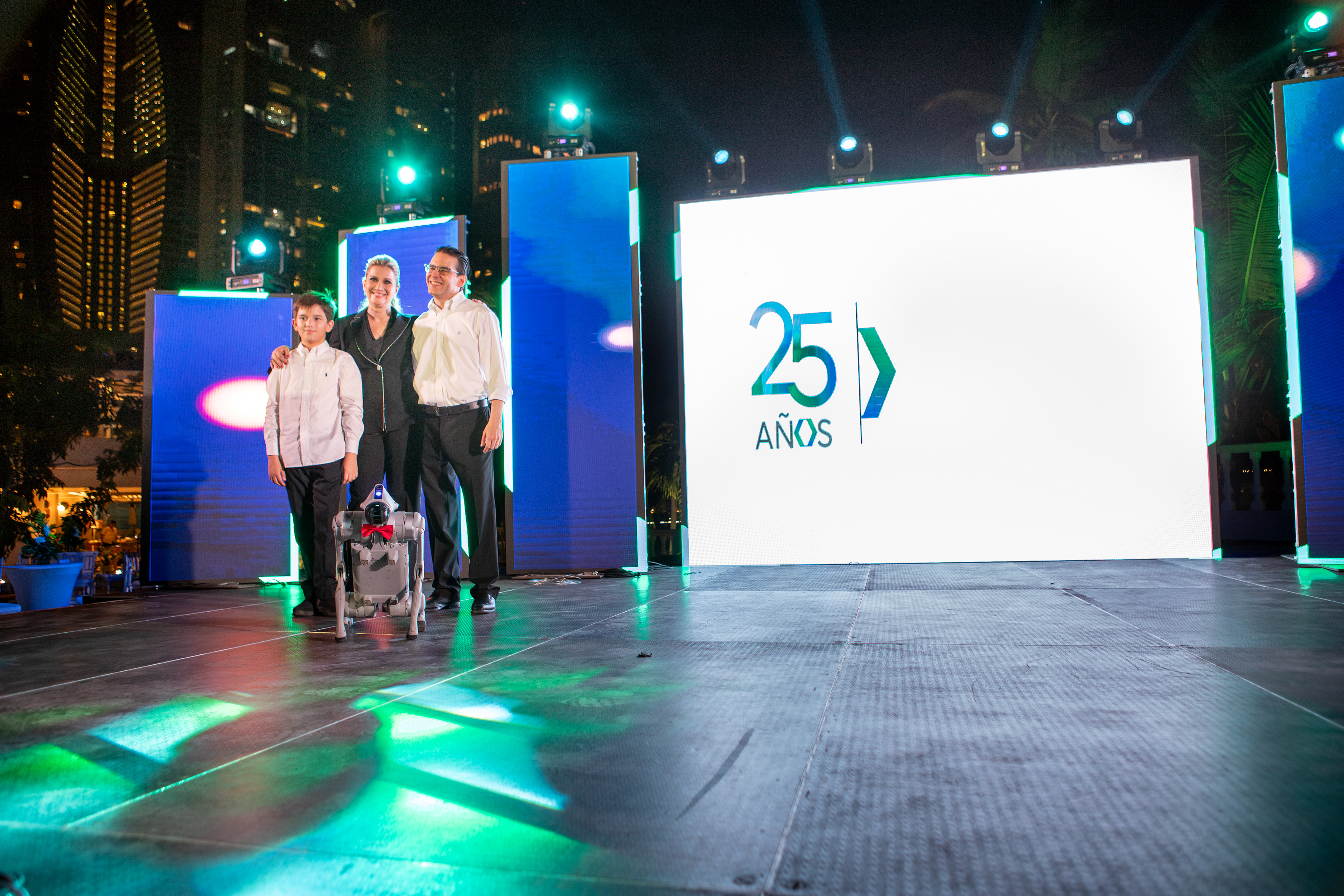 Celebración del 25 aniversario de Rigsa en el icónico Club Unión. Una noche de logros, reconocimientos y emociones, capturada con estilo y atención al detalle para memorias empresariales y comunicación institucional.