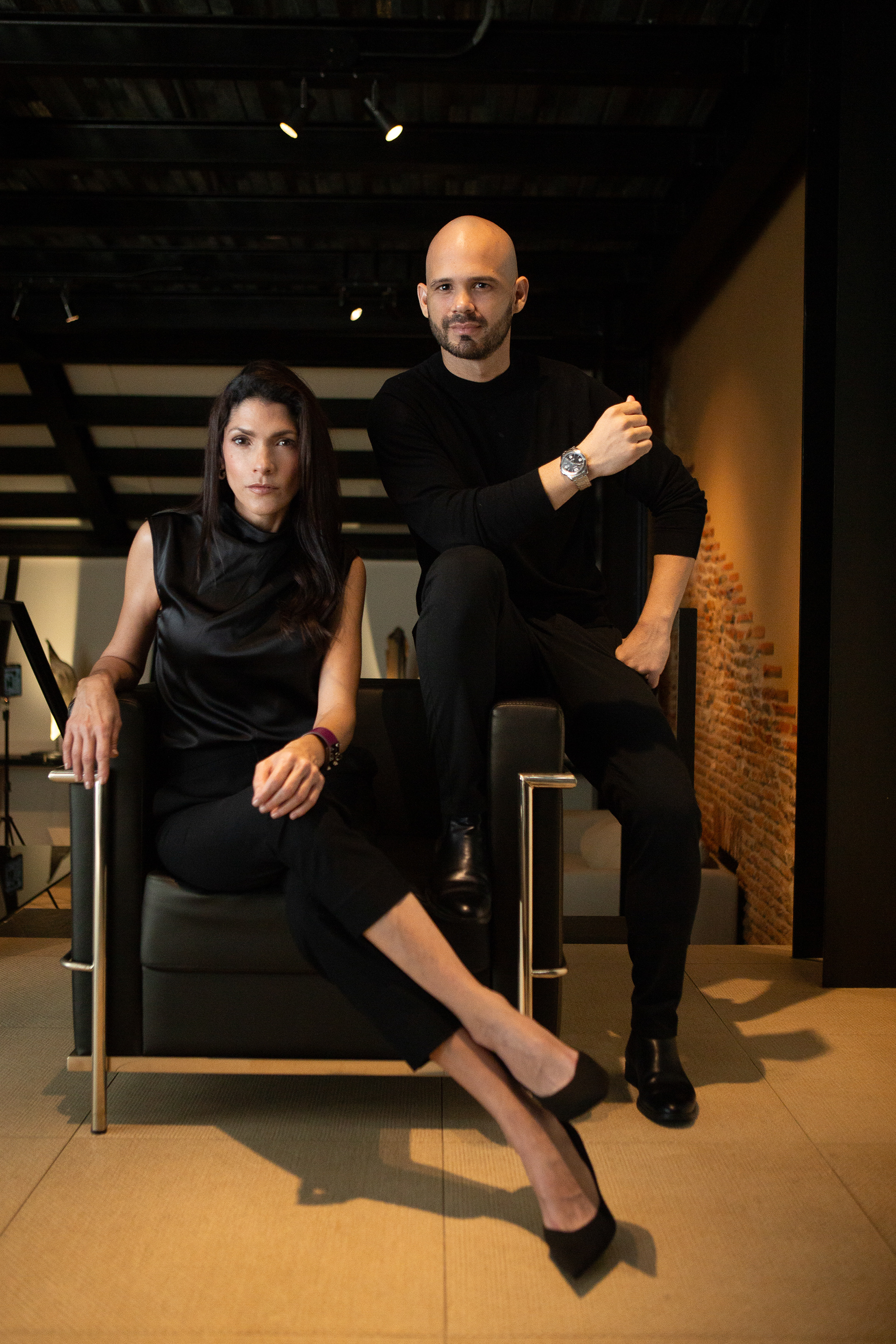 Retratos profesionales de Peggy Fugget y Leo Torres, de The Brand Society. Una sesión sofisticada y sobria que refleja su liderazgo, estilo refinado y enfoque estratégico en el mundo del branding.