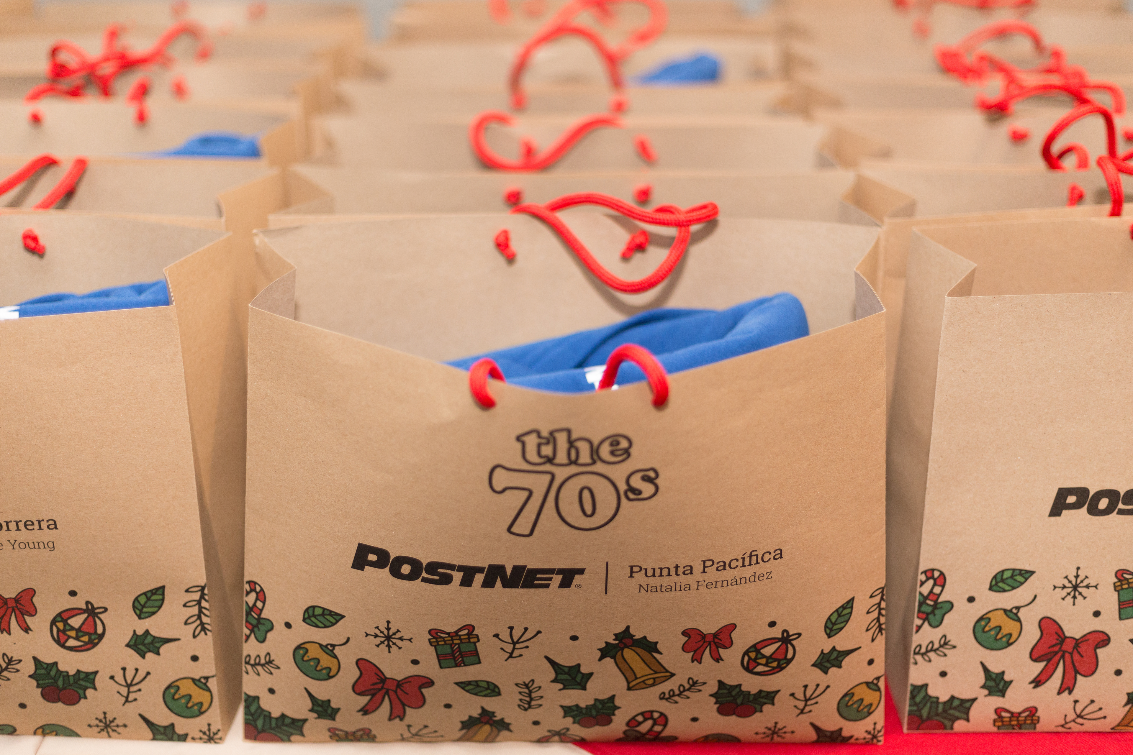 Momentos de la fiesta de Navidad de PostNet en Panamá, con fotografías que capturan alegría, compañerismo y espíritu corporativo festivo.