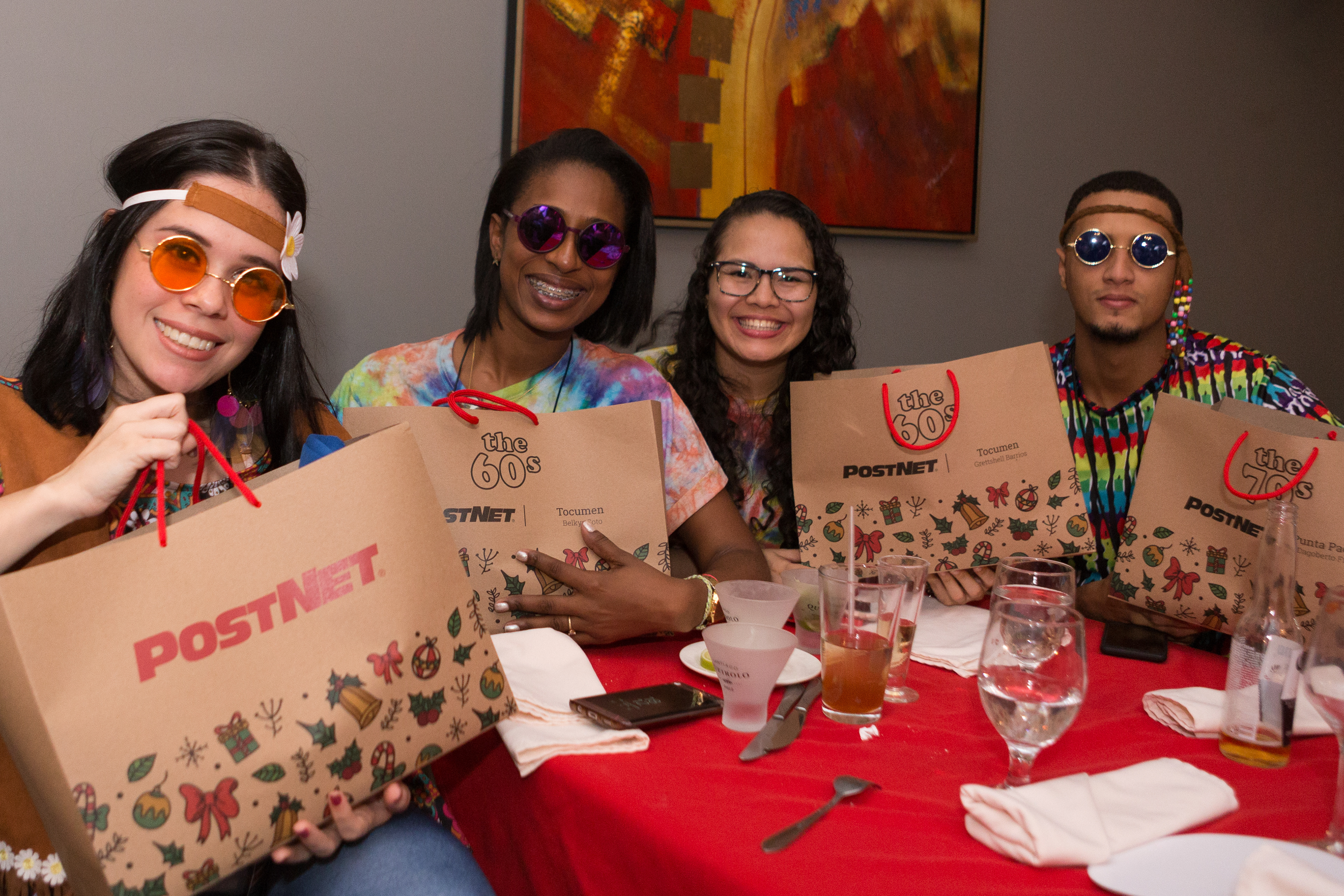 Momentos de la fiesta de Navidad de PostNet en Panamá, con fotografías que capturan alegría, compañerismo y espíritu corporativo festivo.