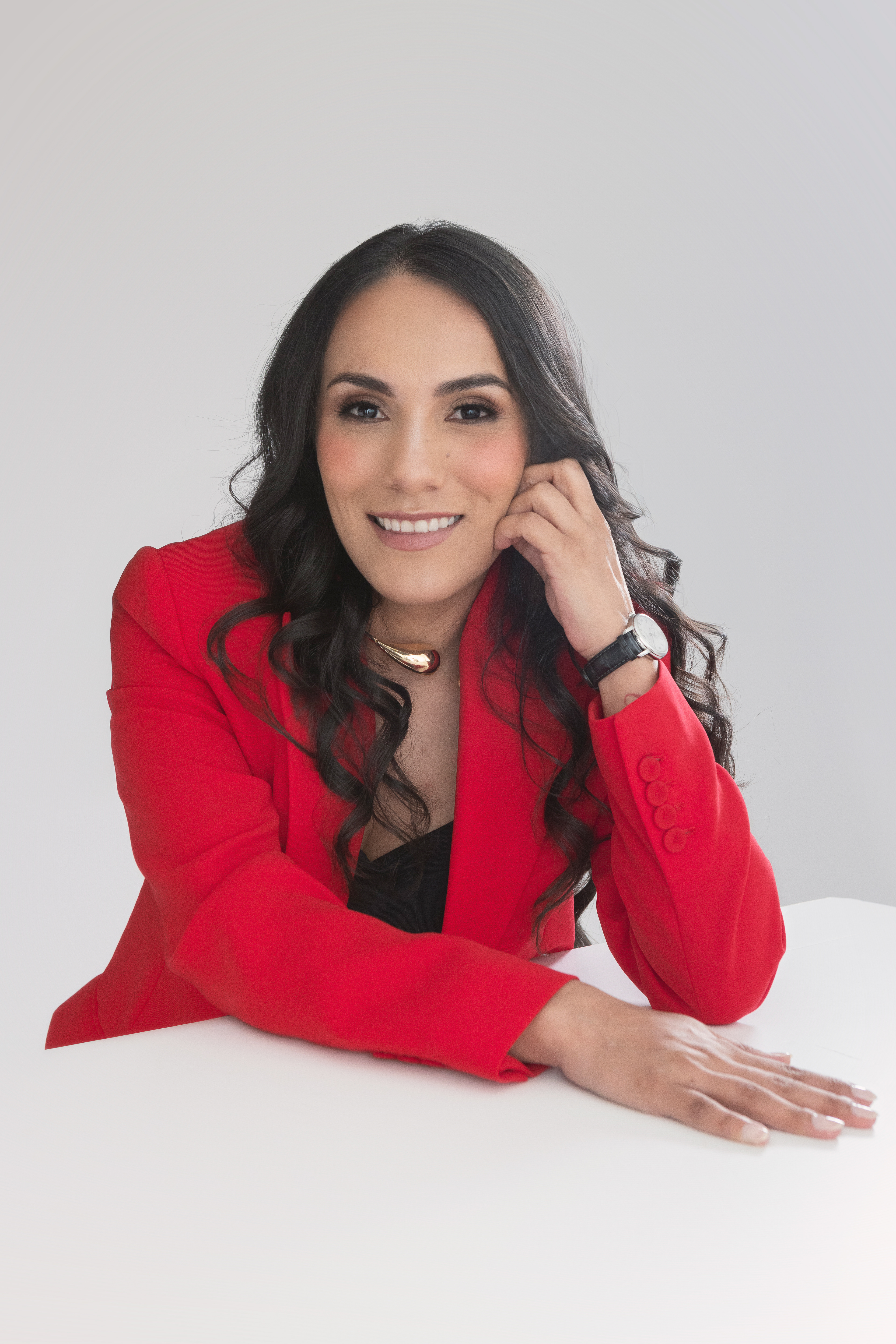 Retratos profesionales de Jessica, especialista en finanzas, realizados para mejorar su presencia online y fortalecer su marca personal en redes sociales y LinkedIn.