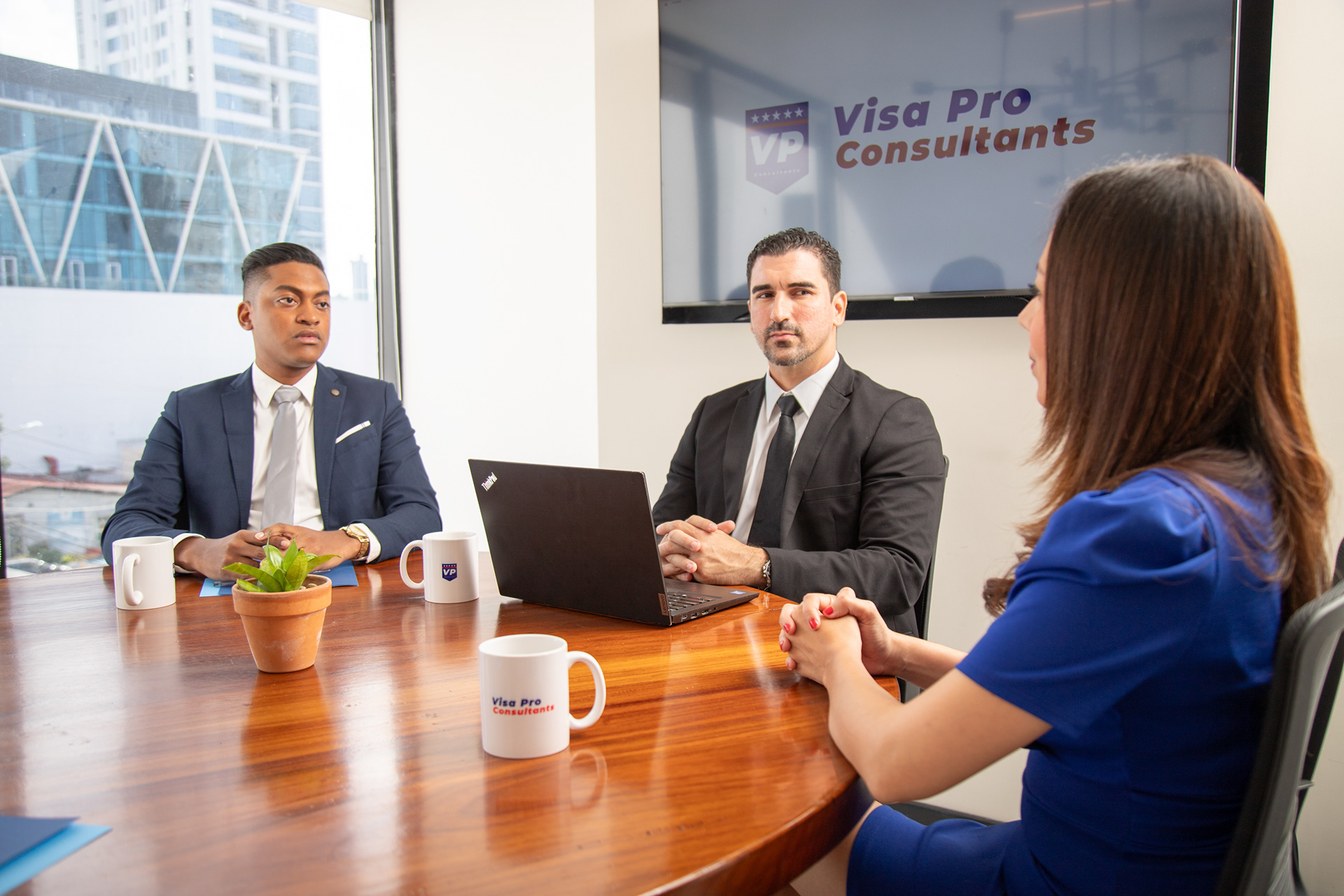 Retratos profesionales para consultora de visas en Panamá, con un enfoque legal, claro y confiable.