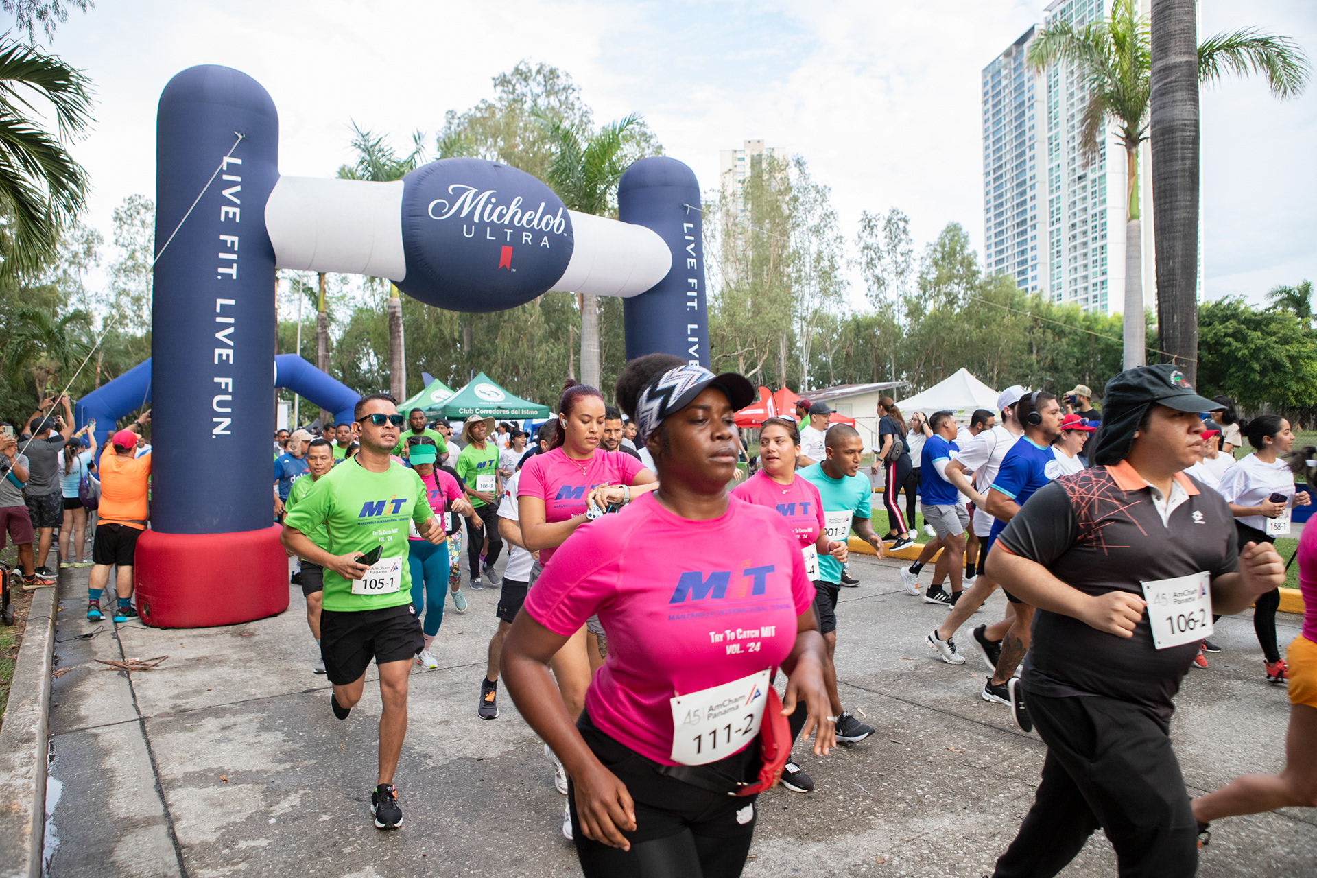 Instantáneas de la Carrera AmCham 2024 en Ciudad de Panamá: energía, comunidad y bienestar empresarial en cada paso. Ideal para reportes de RSE, redes sociales y memorias corporativas.