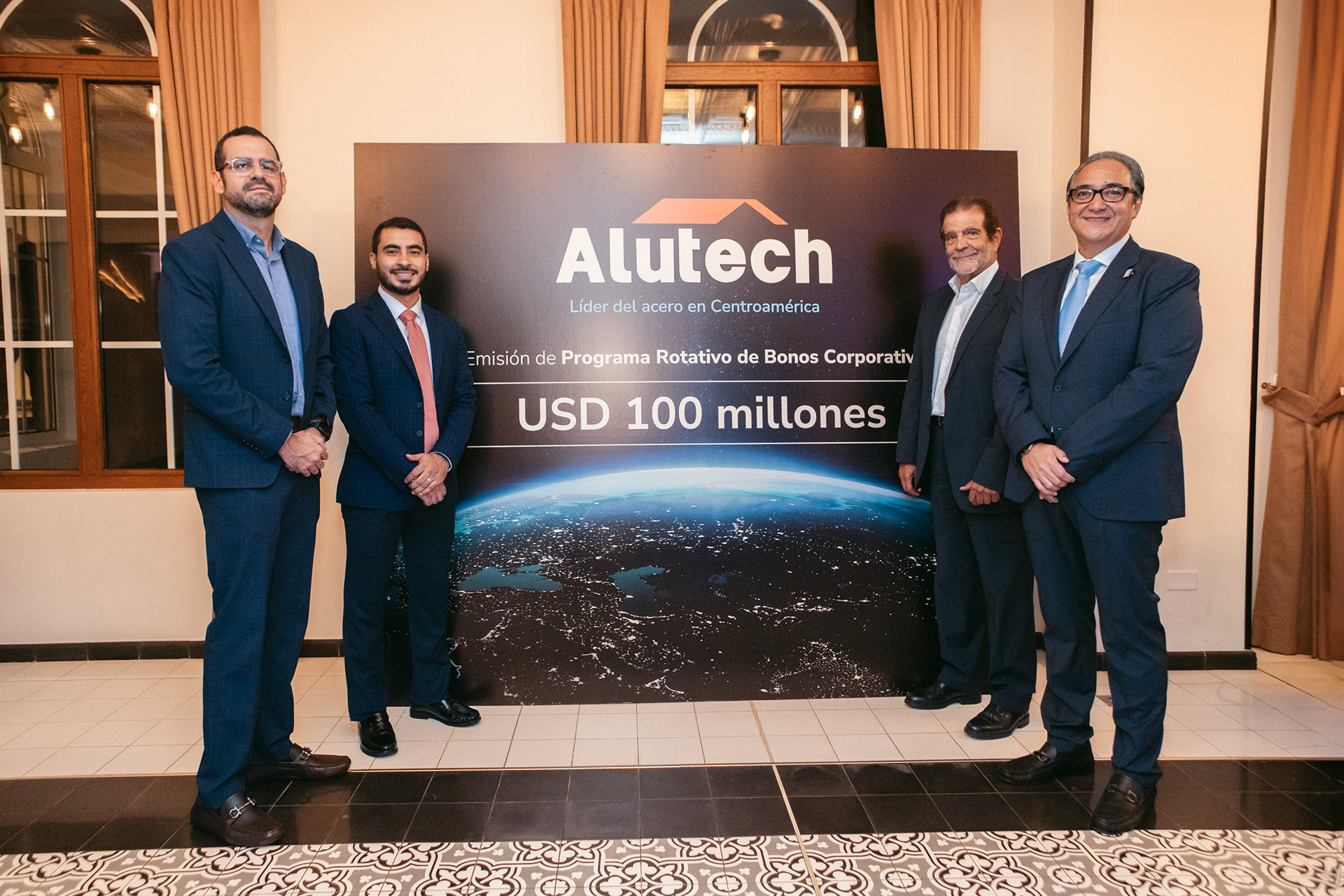 Imágenes del coctél de Alutech celebrando la emisión exitosa de su bono rotativo. Captura profesional para memorias empresariales, prensa y comunicación interna.