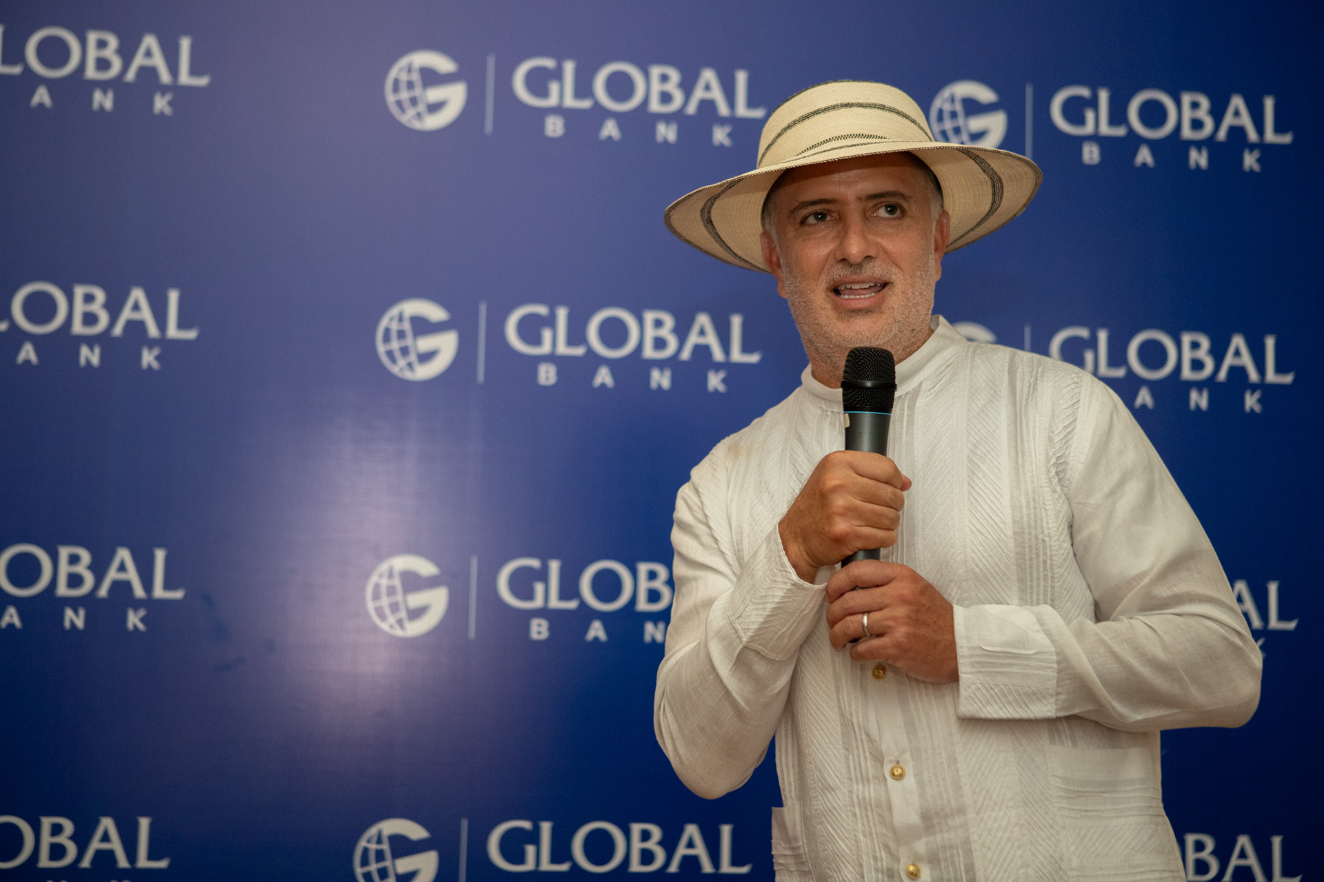 Presencia de Global Bank en el Desfile de las Mil Polleras 2024. Una fusión entre identidad nacional y compromiso institucional, capturada con mirada profesional y sensibilidad cultural.