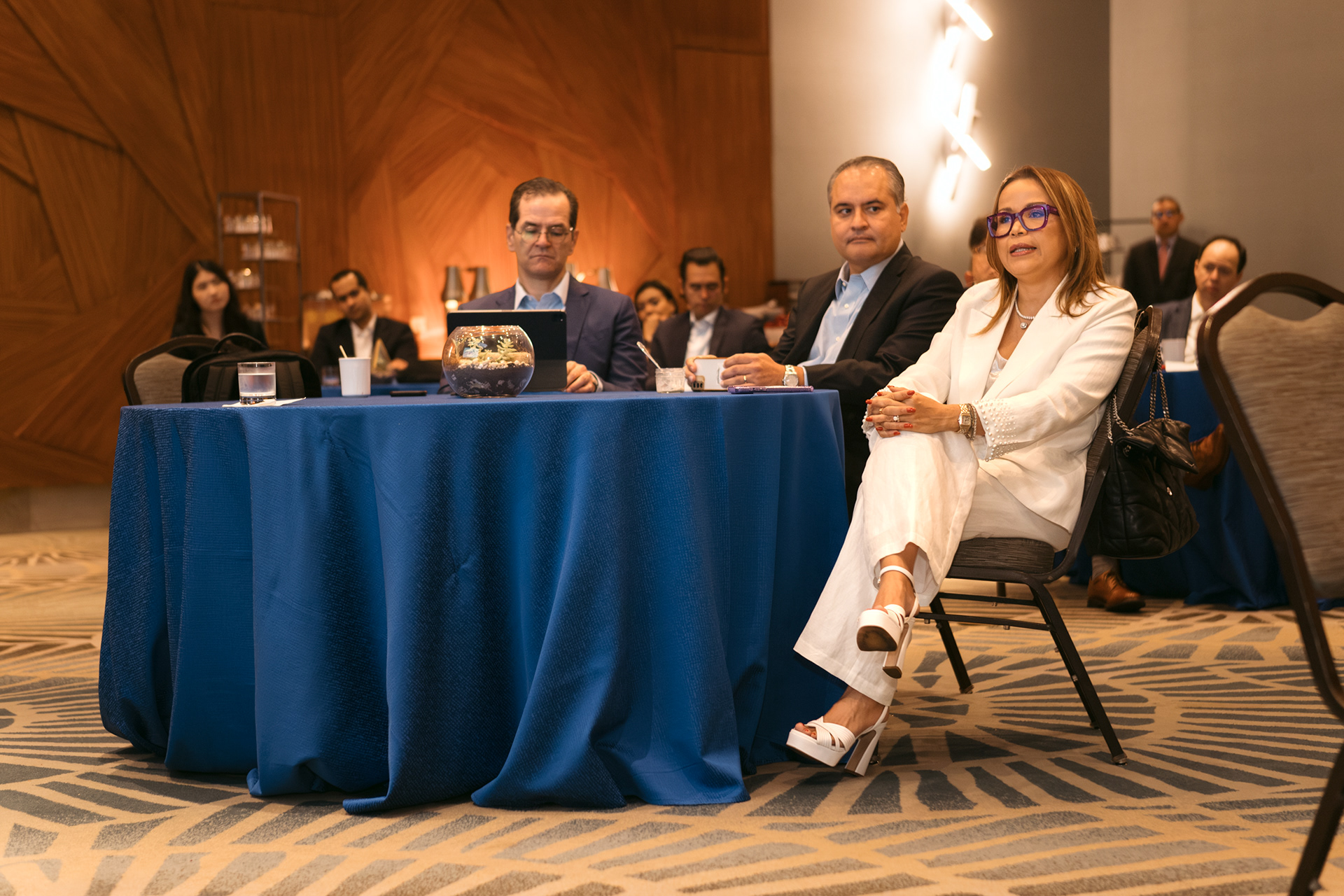 Imágenes del conversatorio organizado por Citi sobre elecciones en Estados Unidos, capturando momentos clave, ponentes y la interacción profesional durante el evento.
