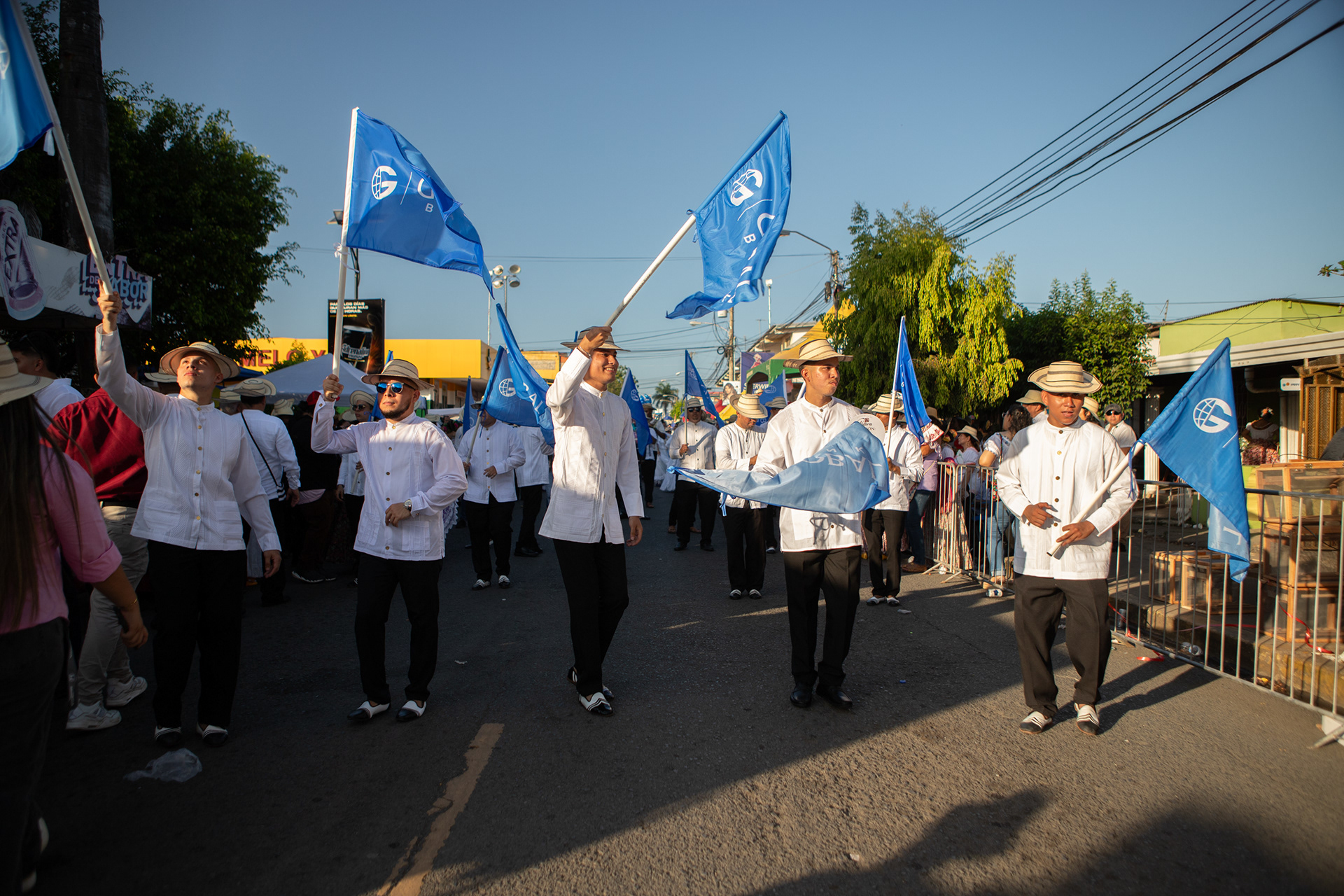 Presencia de Global Bank en el Desfile de las Mil Polleras 2024. Una fusión entre identidad nacional y compromiso institucional, capturada con mirada profesional y sensibilidad cultural.
