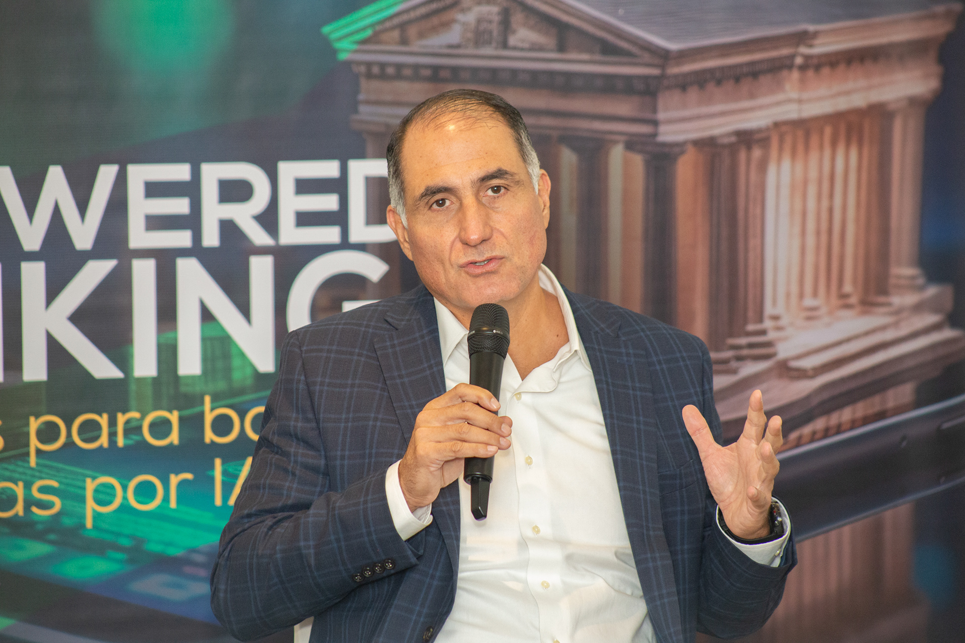 AI Powered Banking: una experiencia de innovación financiera organizada por Stefanini Group y Cobis Topaz en Panamá. Fotografía profesional que captura tecnología, networking y visión de futuro para la banca digital.