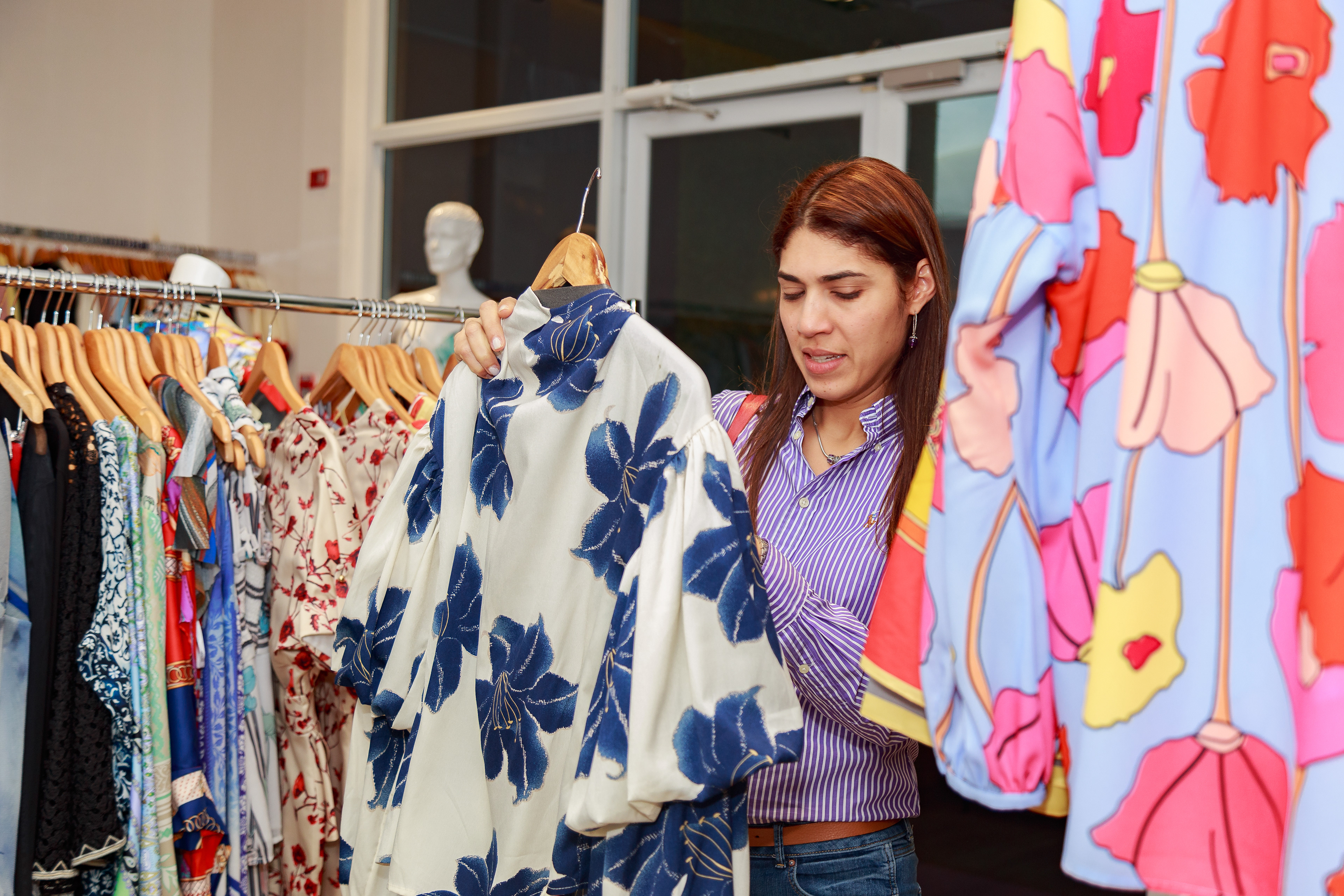 Cobertura del evento SALE de Sisters Boutique en Panamá, capturando el ambiente de moda, interacción con clientes y detalles de una jornada de compras especial.