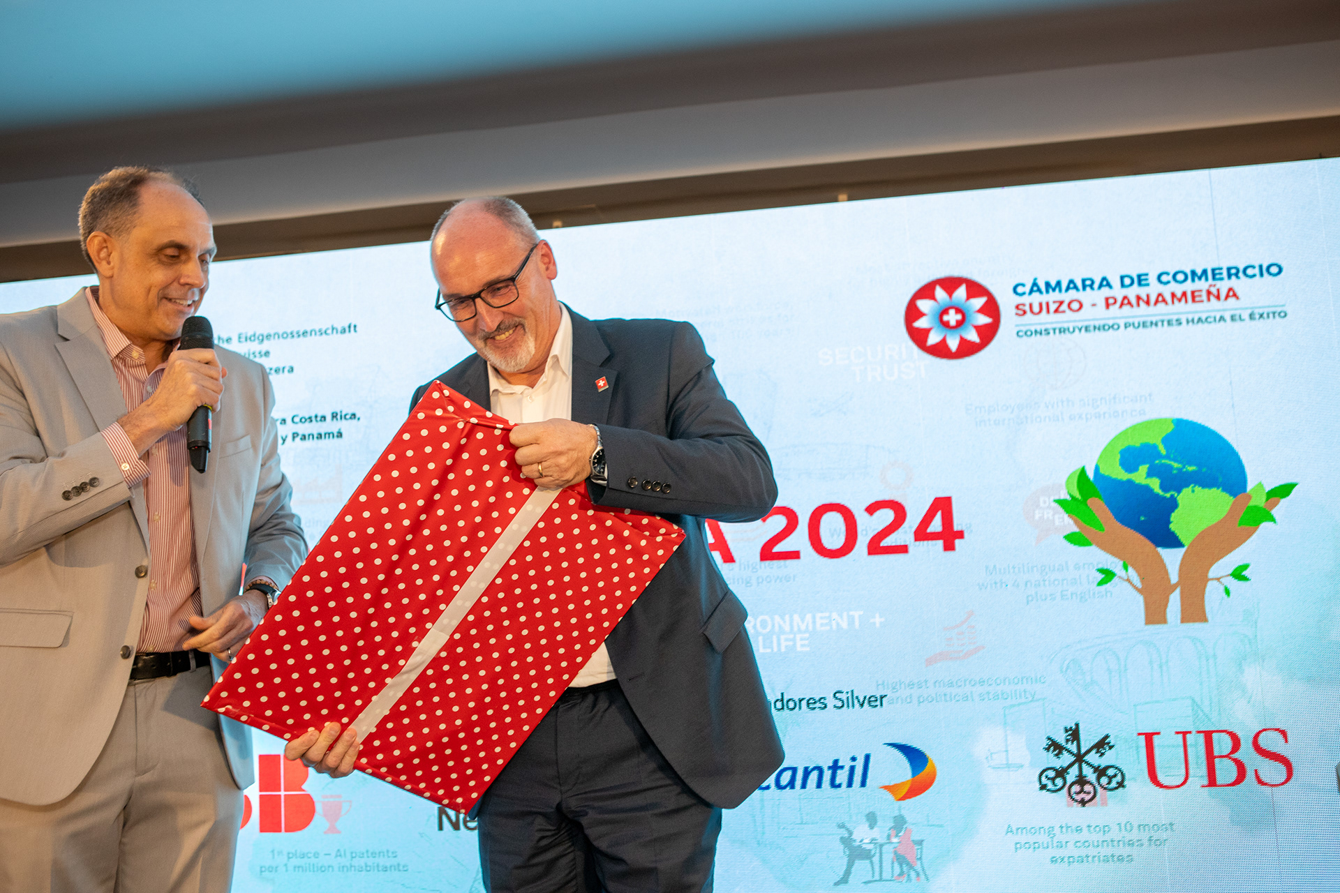 Momentos destacados de la Noche Suiza 2024, una elegante velada de gala y networking organizada por la Cámara de Comercio Suiza en Ciudad de Panamá.