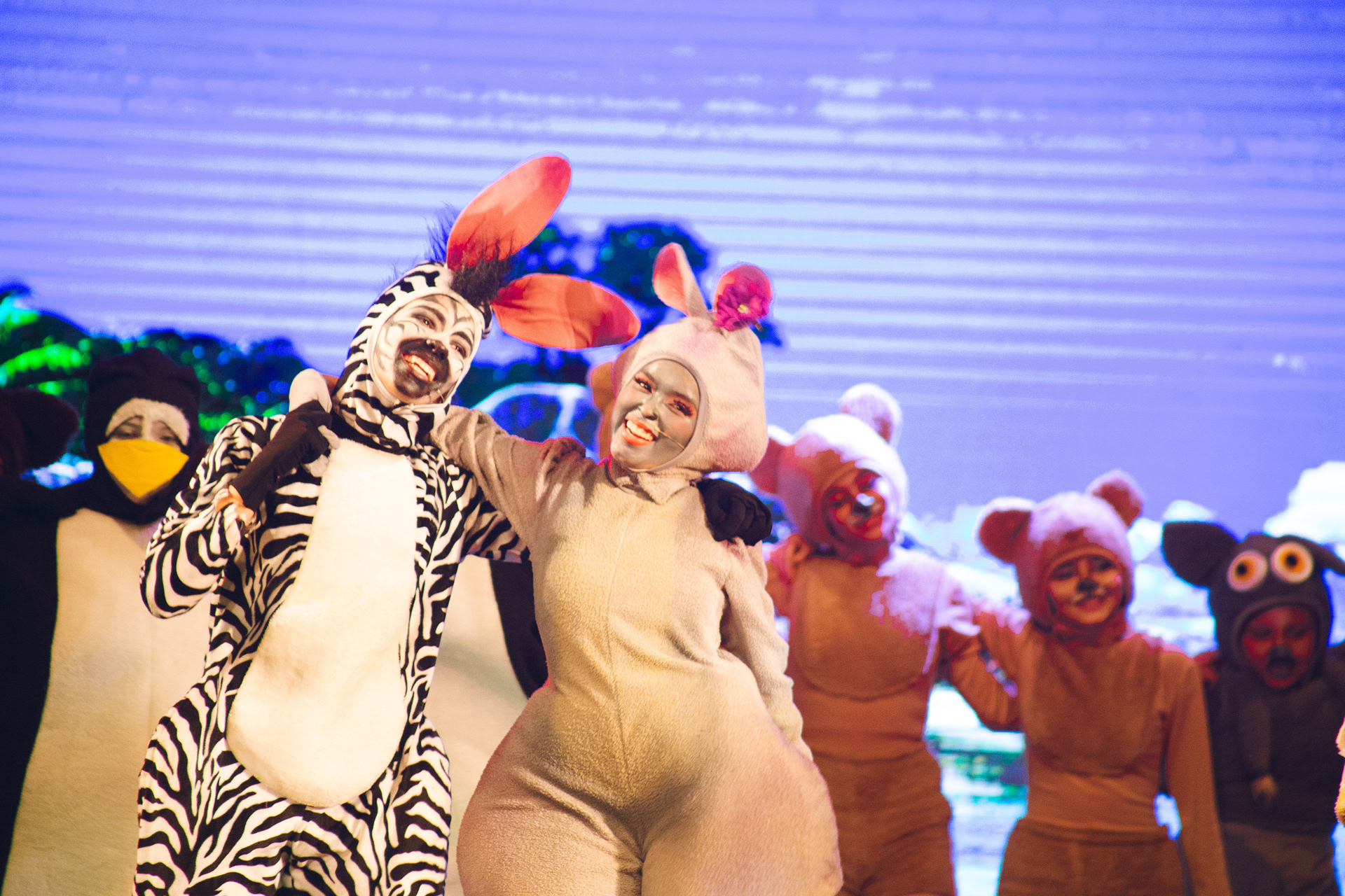 Momentos del musical Madagascar presentado por Smart Academy en el Teatro Ascanio Arosemena. Una cobertura completa de luces, emociones y talento en escena. Ideal para portafolios escolares, redes y memorias familiares.
