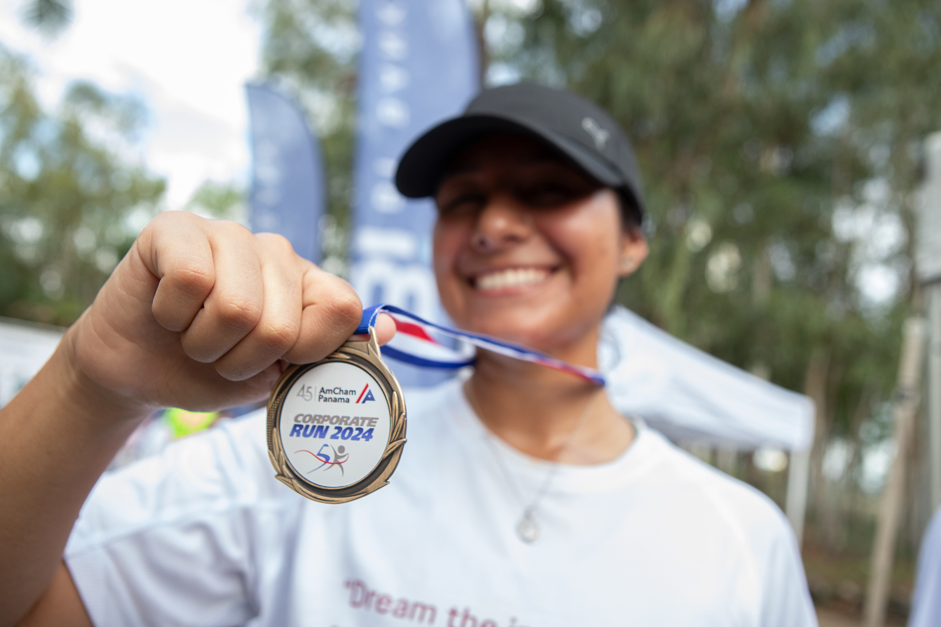 Instantáneas de la Carrera AmCham 2024 en Ciudad de Panamá: energía, comunidad y bienestar empresarial en cada paso. Ideal para reportes de RSE, redes sociales y memorias corporativas.