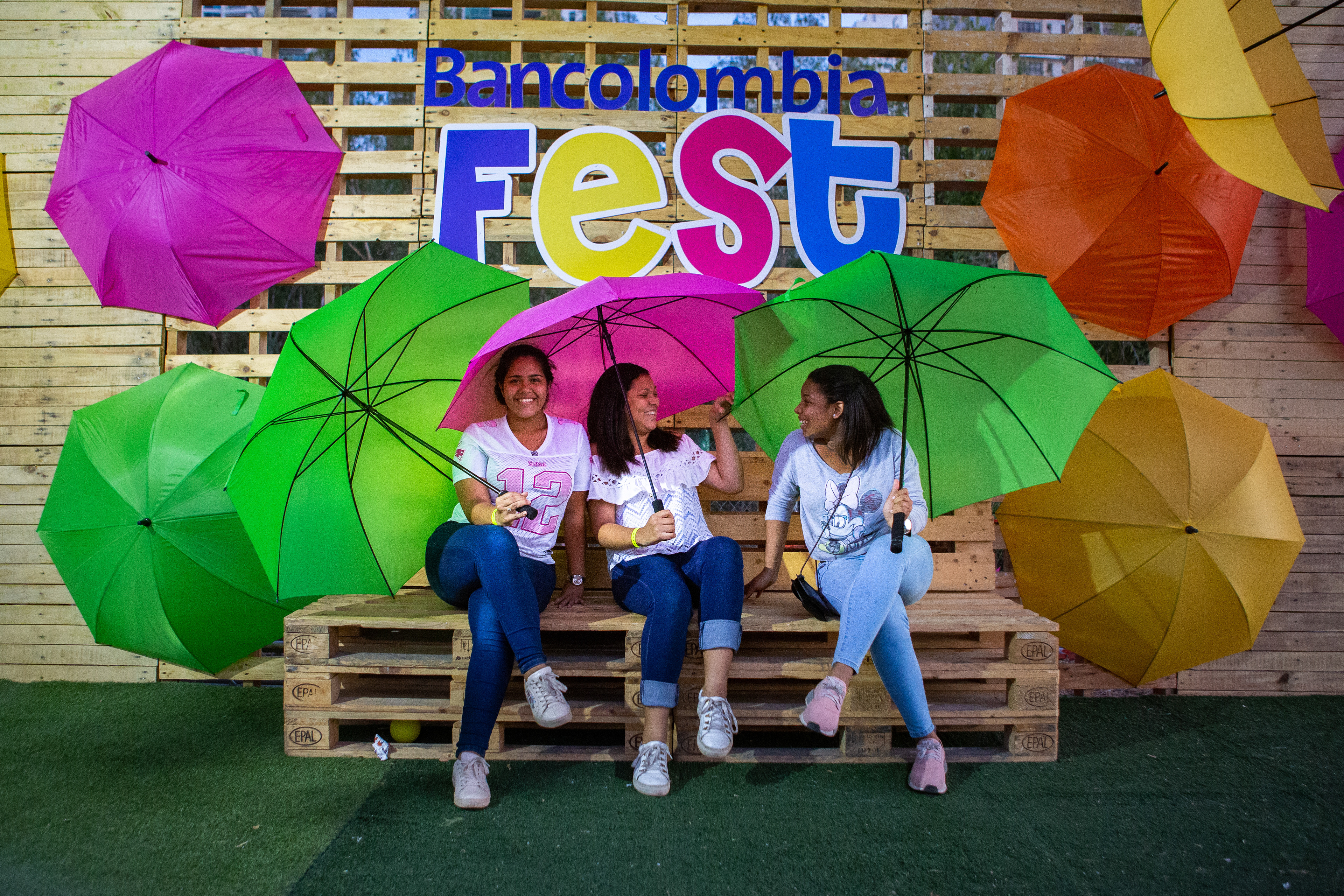 Momentos del Bancolombia Fest en Panamá, capturados en imágenes que reflejan integración, celebración y espíritu corporativo con estilo profesional.