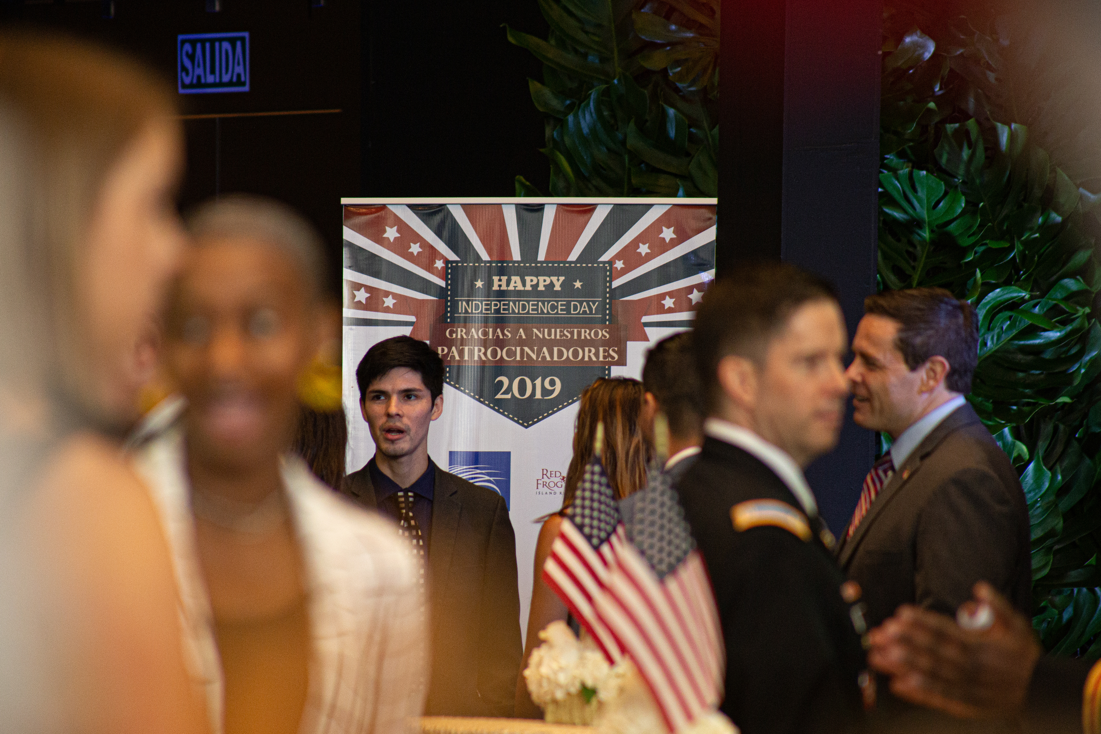 Cobertura del 4th of July organizada por la Embajada de EE.UU. en el Hotel Sheraton Panamá. Imágenes que reflejan el ambiente festivo, diplomático y protocolar del evento.
