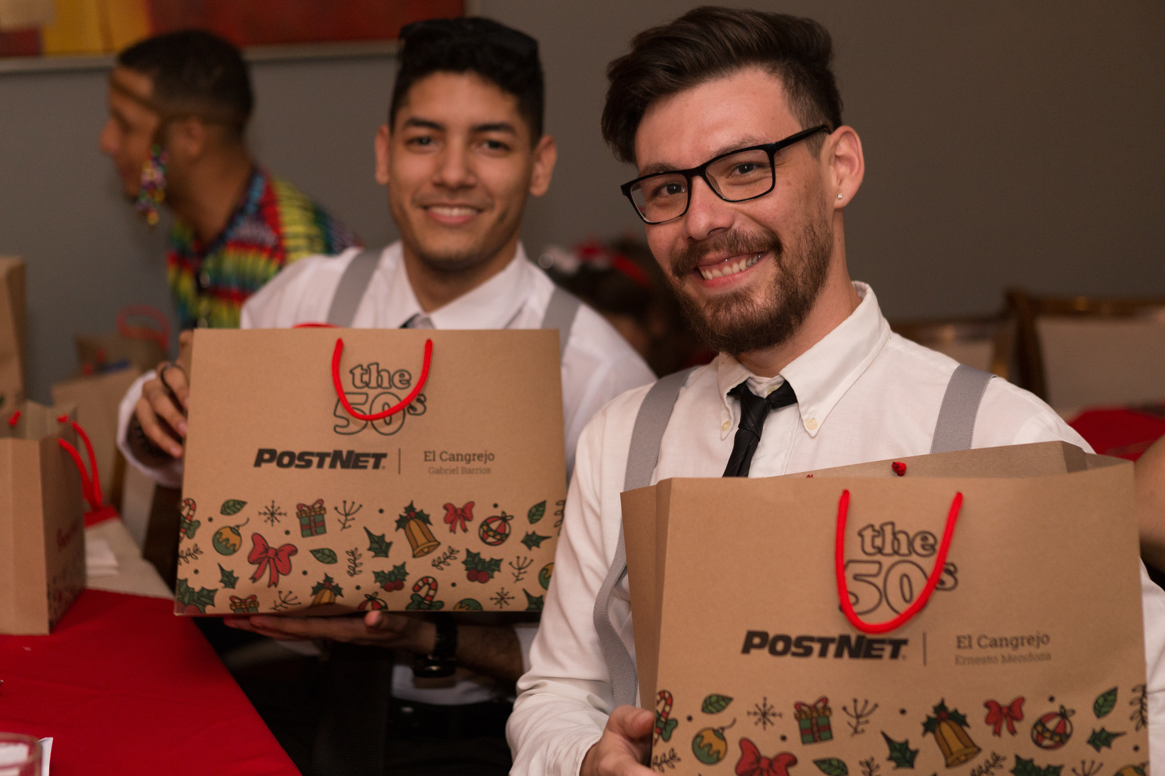 Momentos de la fiesta de Navidad de PostNet en Panamá, con fotografías que capturan alegría, compañerismo y espíritu corporativo festivo.