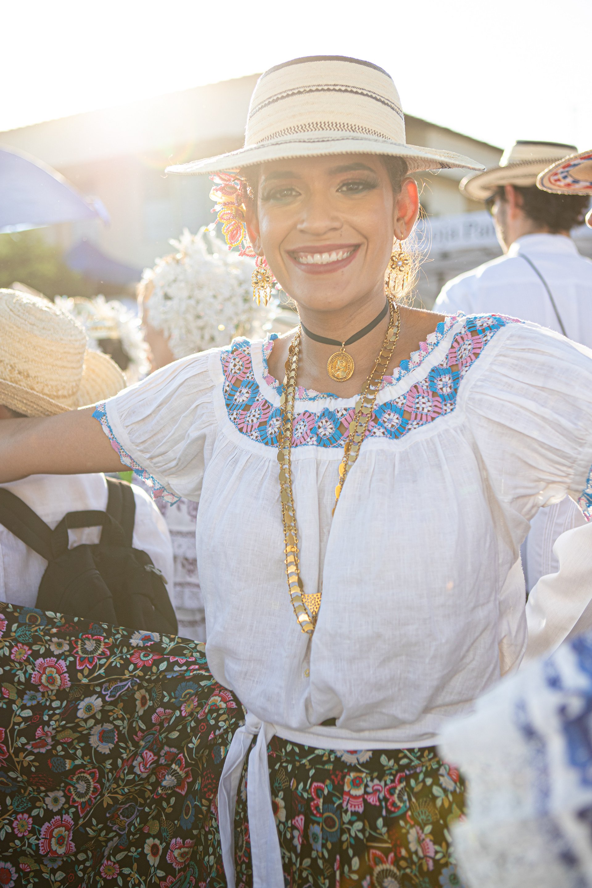 Presencia de Global Bank en el Desfile de las Mil Polleras 2024. Una fusión entre identidad nacional y compromiso institucional, capturada con mirada profesional y sensibilidad cultural.