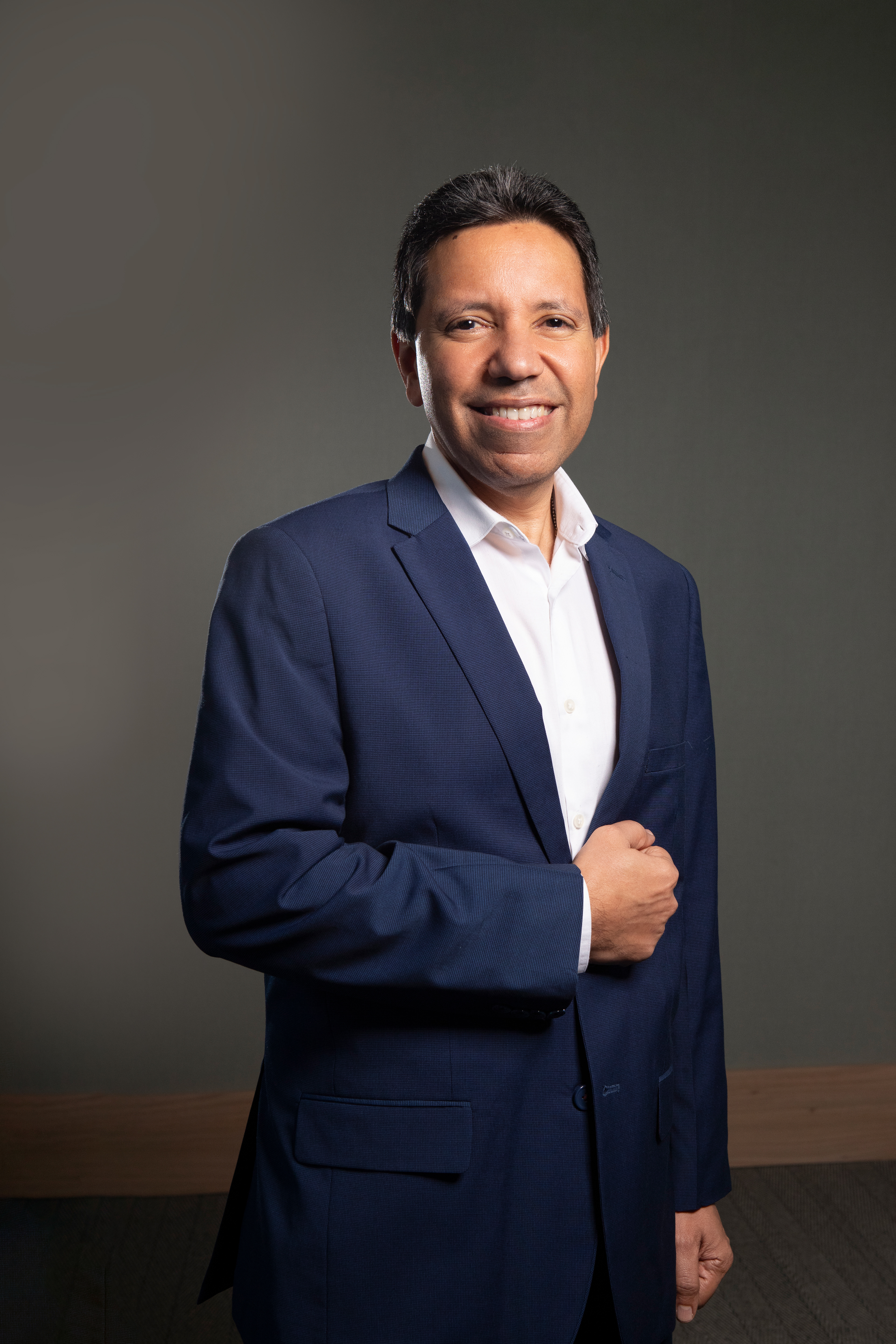 Retratos corporativos del equipo de Singular Securities en Panamá. Una sesión profesional que refleja unidad, experiencia y compromiso en el ámbito financiero.
