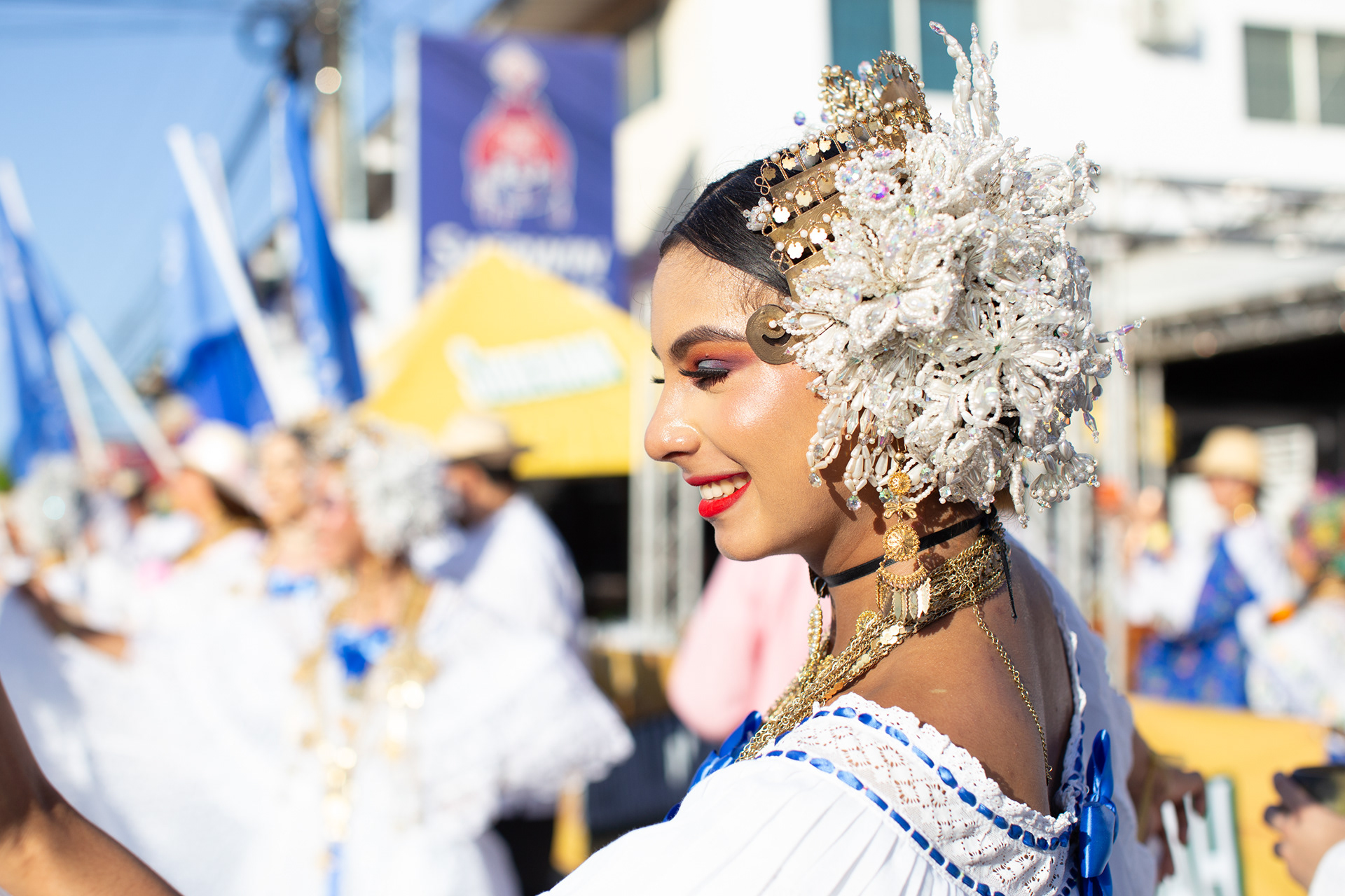 Presencia de Global Bank en el Desfile de las Mil Polleras 2024. Una fusión entre identidad nacional y compromiso institucional, capturada con mirada profesional y sensibilidad cultural.