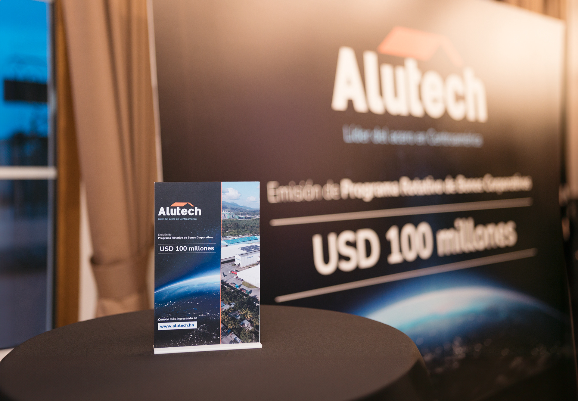 Imágenes del coctél de Alutech celebrando la emisión exitosa de su bono rotativo. Captura profesional para memorias empresariales, prensa y comunicación interna.