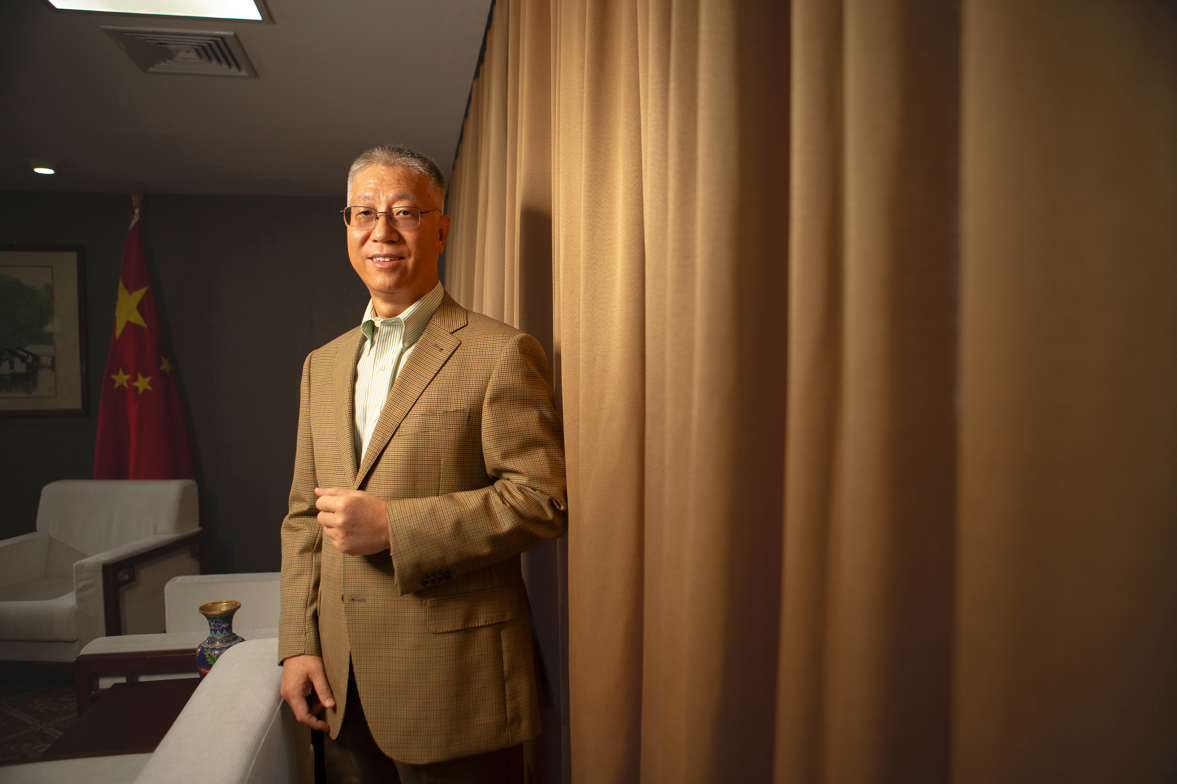 Retratos oficiales de Wei Quiang, Embajador de China en Panamá. Una sesión formal que resalta su autoridad, compromiso diplomático y presencia institucional.
