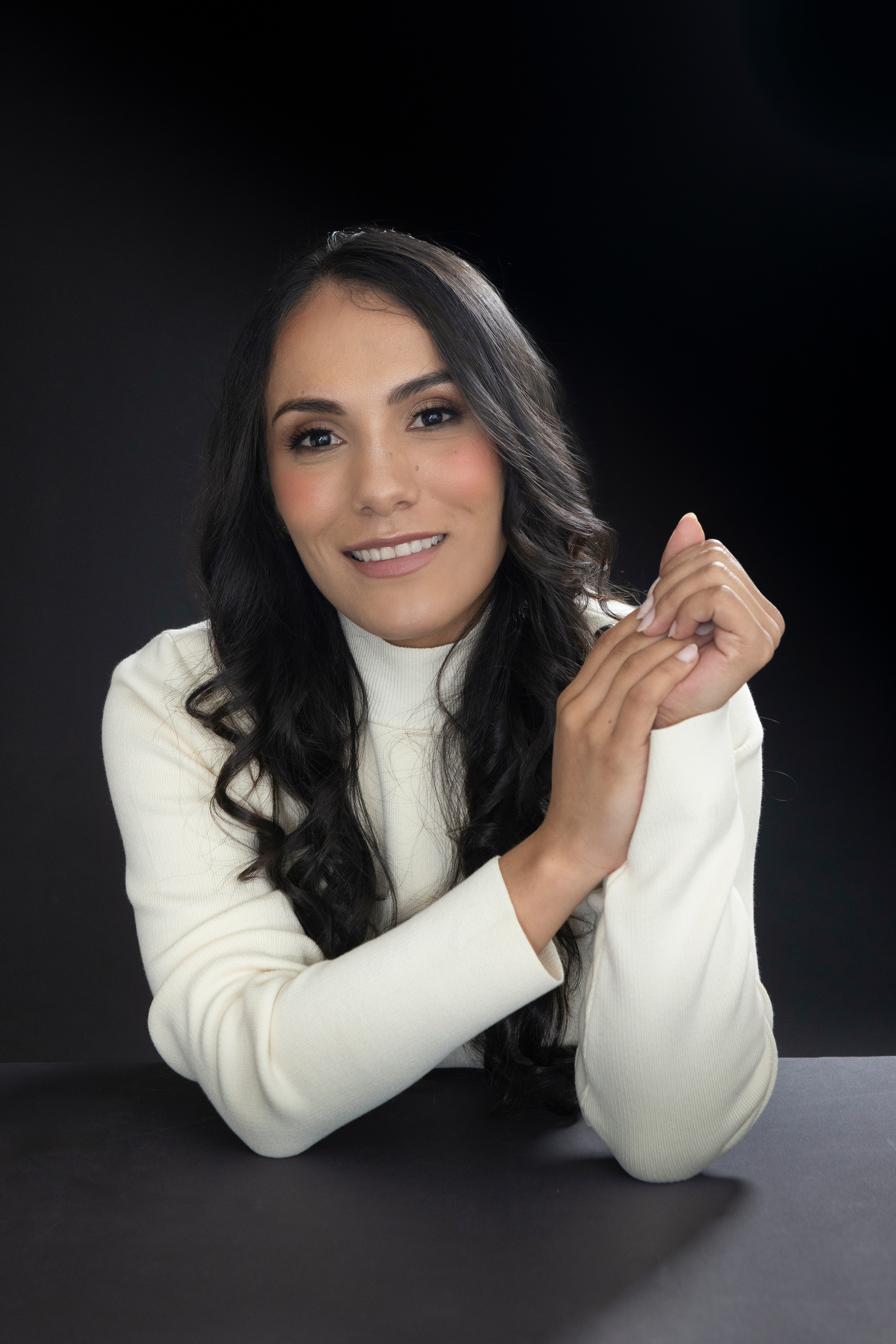 Retratos profesionales de Jessica, especialista en finanzas, realizados para mejorar su presencia online y fortalecer su marca personal en redes sociales y LinkedIn.