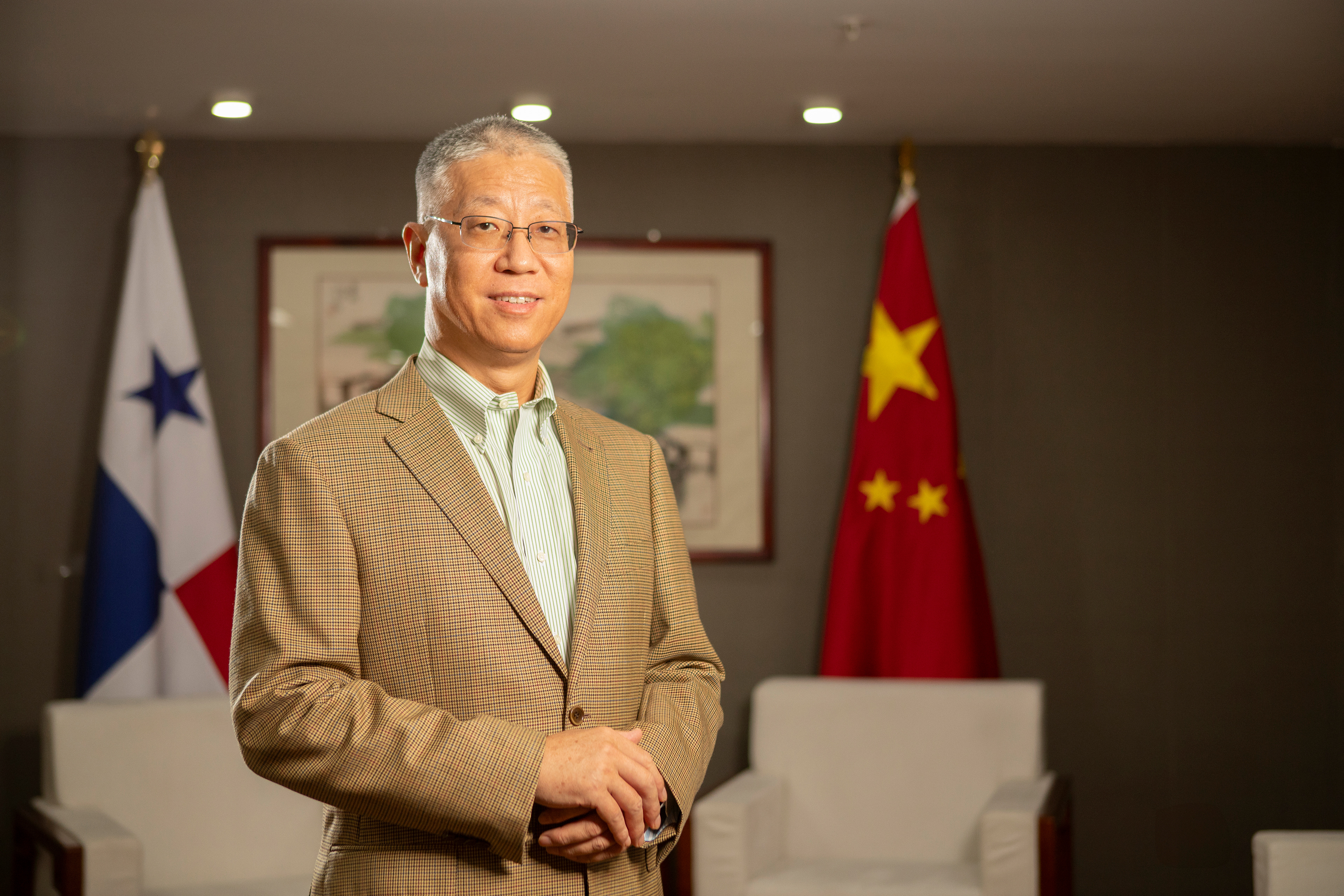 Retratos oficiales de Wei Quiang, Embajador de China en Panamá. Una sesión formal que resalta su autoridad, compromiso diplomático y presencia institucional.