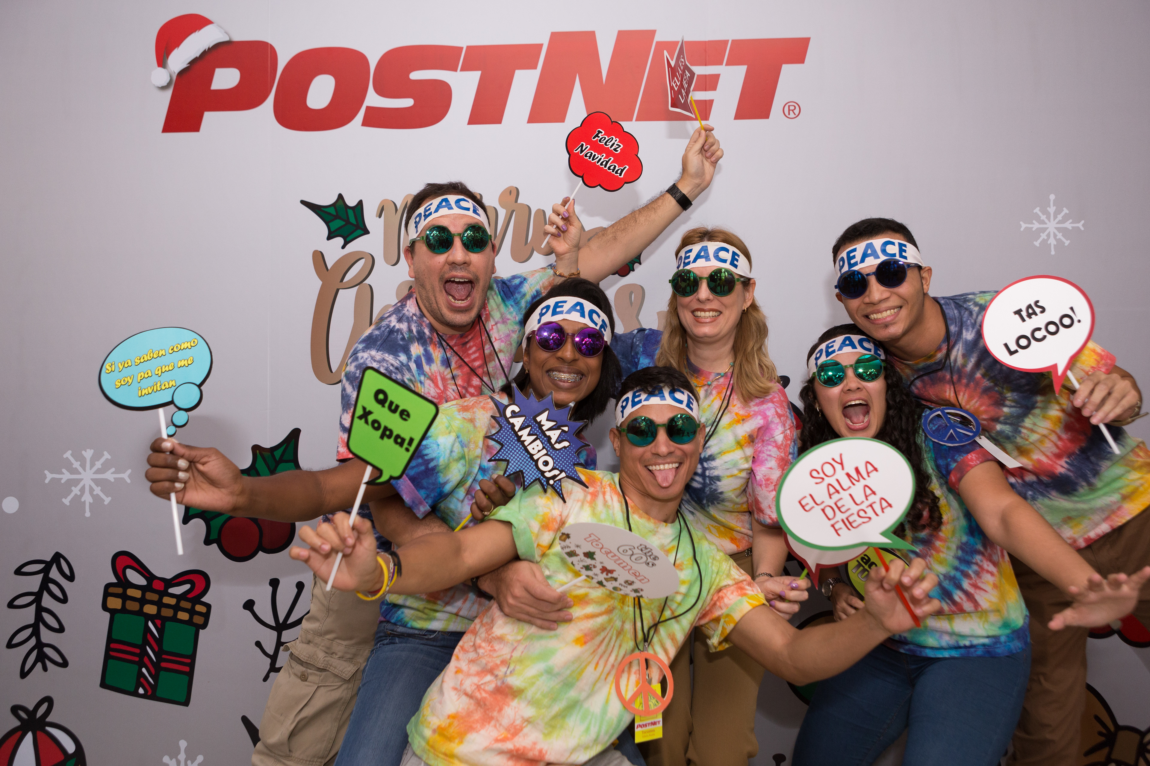Momentos de la fiesta de Navidad de PostNet en Panamá, con fotografías que capturan alegría, compañerismo y espíritu corporativo festivo.
