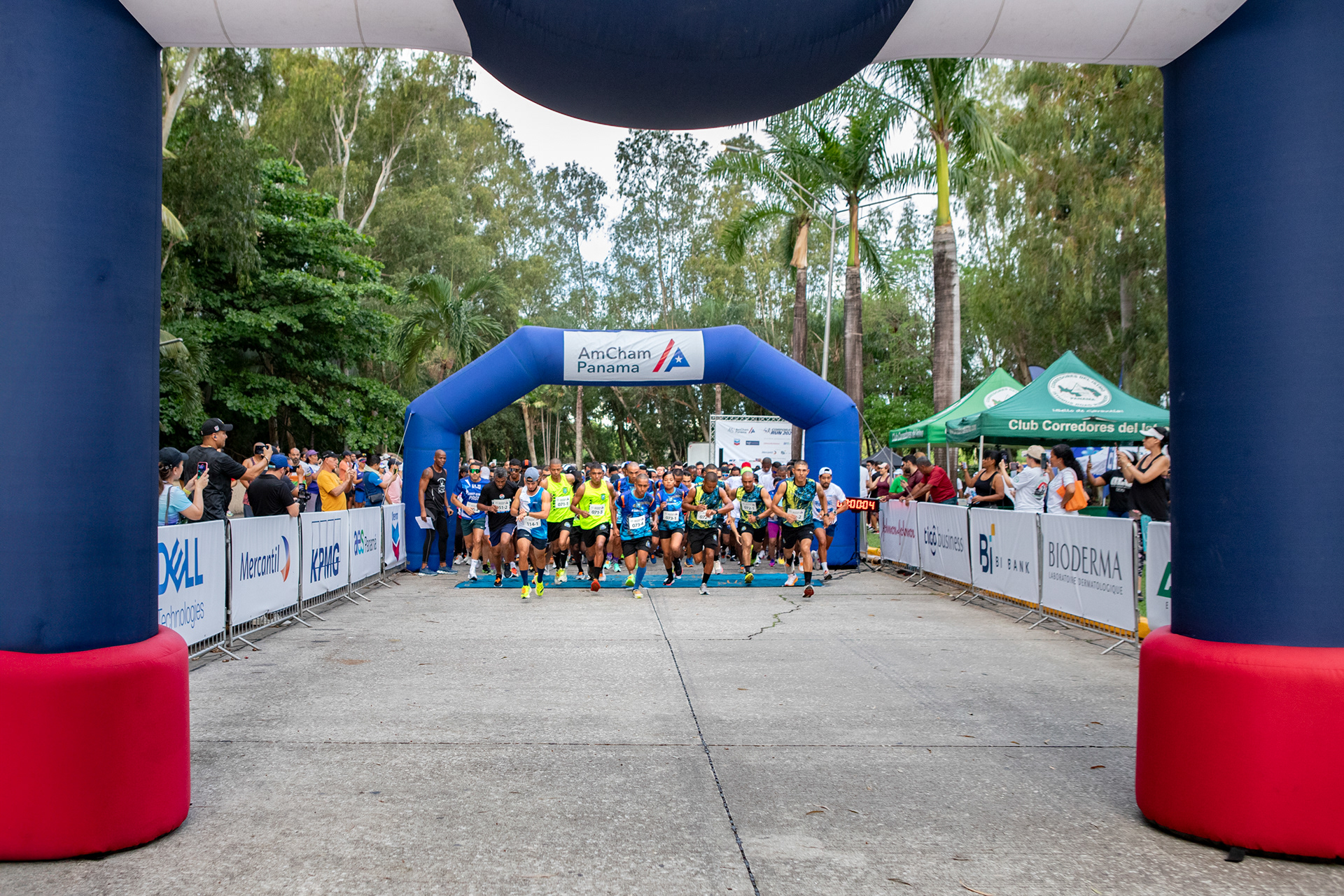 Instantáneas de la Carrera AmCham 2024 en Ciudad de Panamá: energía, comunidad y bienestar empresarial en cada paso. Ideal para reportes de RSE, redes sociales y memorias corporativas.