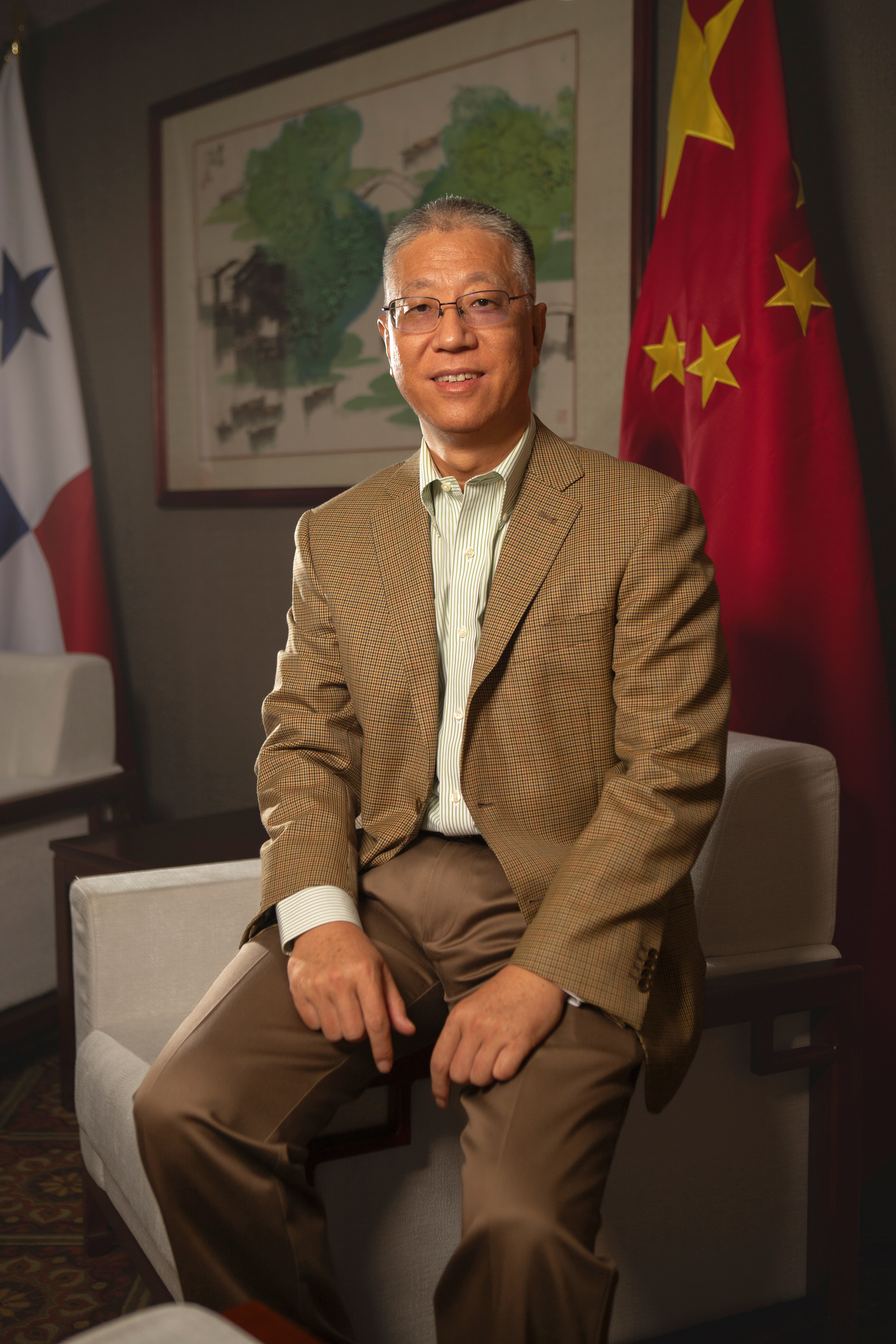 Retratos oficiales de Wei Quiang, Embajador de China en Panamá. Una sesión formal que resalta su autoridad, compromiso diplomático y presencia institucional.