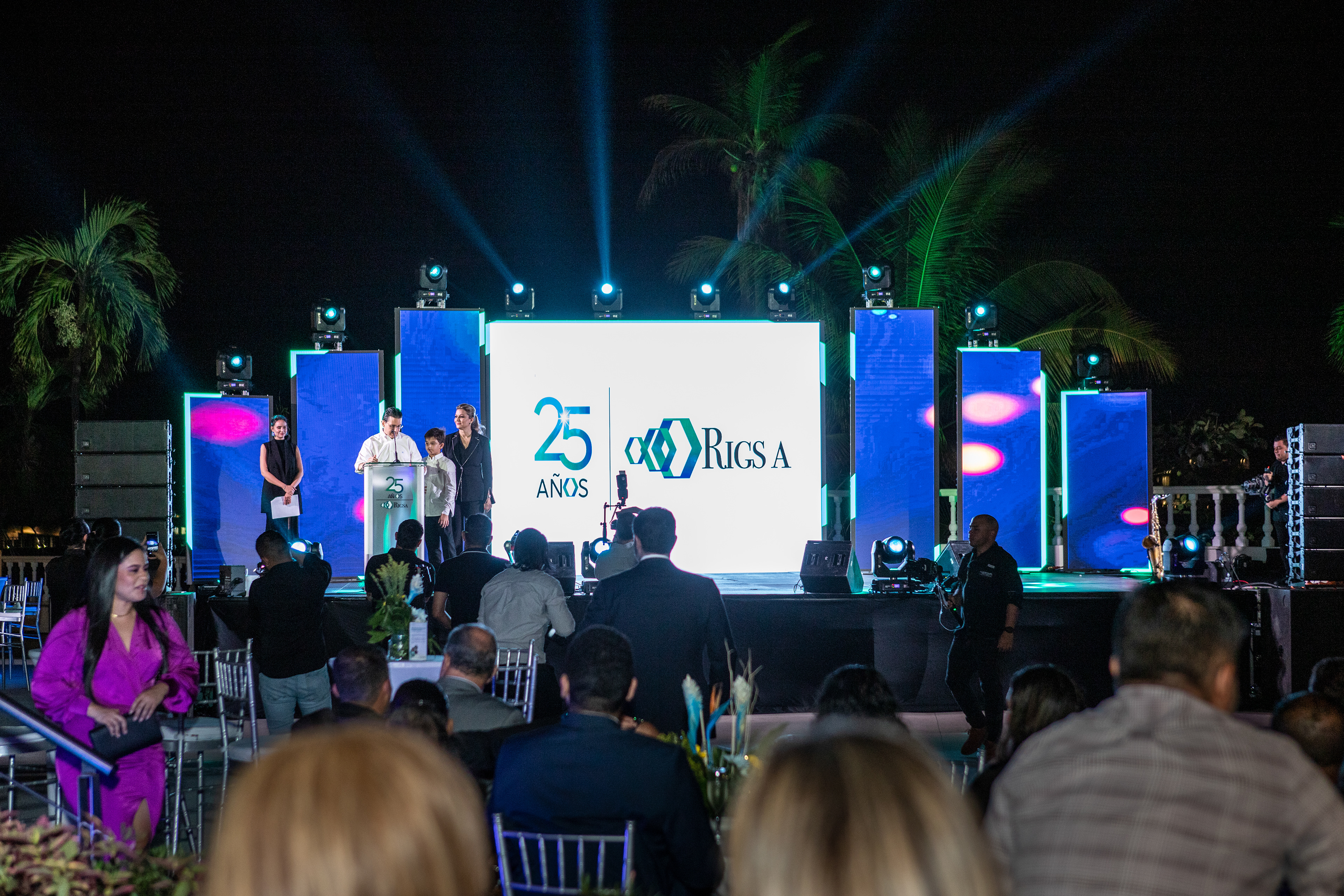 Celebración del 25 aniversario de Rigsa en el icónico Club Unión. Una noche de logros, reconocimientos y emociones, capturada con estilo y atención al detalle para memorias empresariales y comunicación institucional.