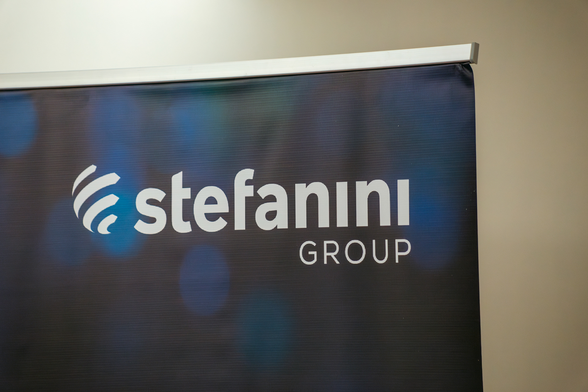 AI Powered Banking: una experiencia de innovación financiera organizada por Stefanini Group y Cobis Topaz en Panamá. Fotografía profesional que captura tecnología, networking y visión de futuro para la banca digital.