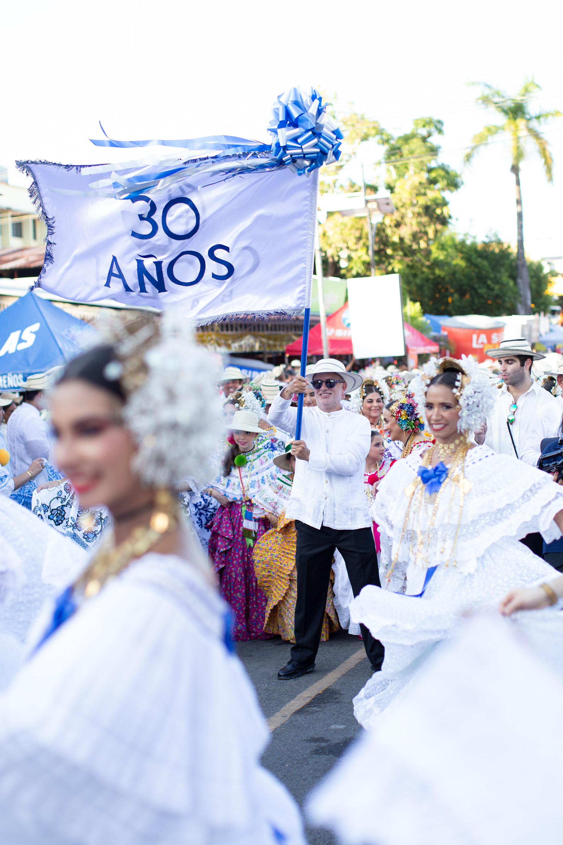 Presencia de Global Bank en el Desfile de las Mil Polleras 2024. Una fusión entre identidad nacional y compromiso institucional, capturada con mirada profesional y sensibilidad cultural.
