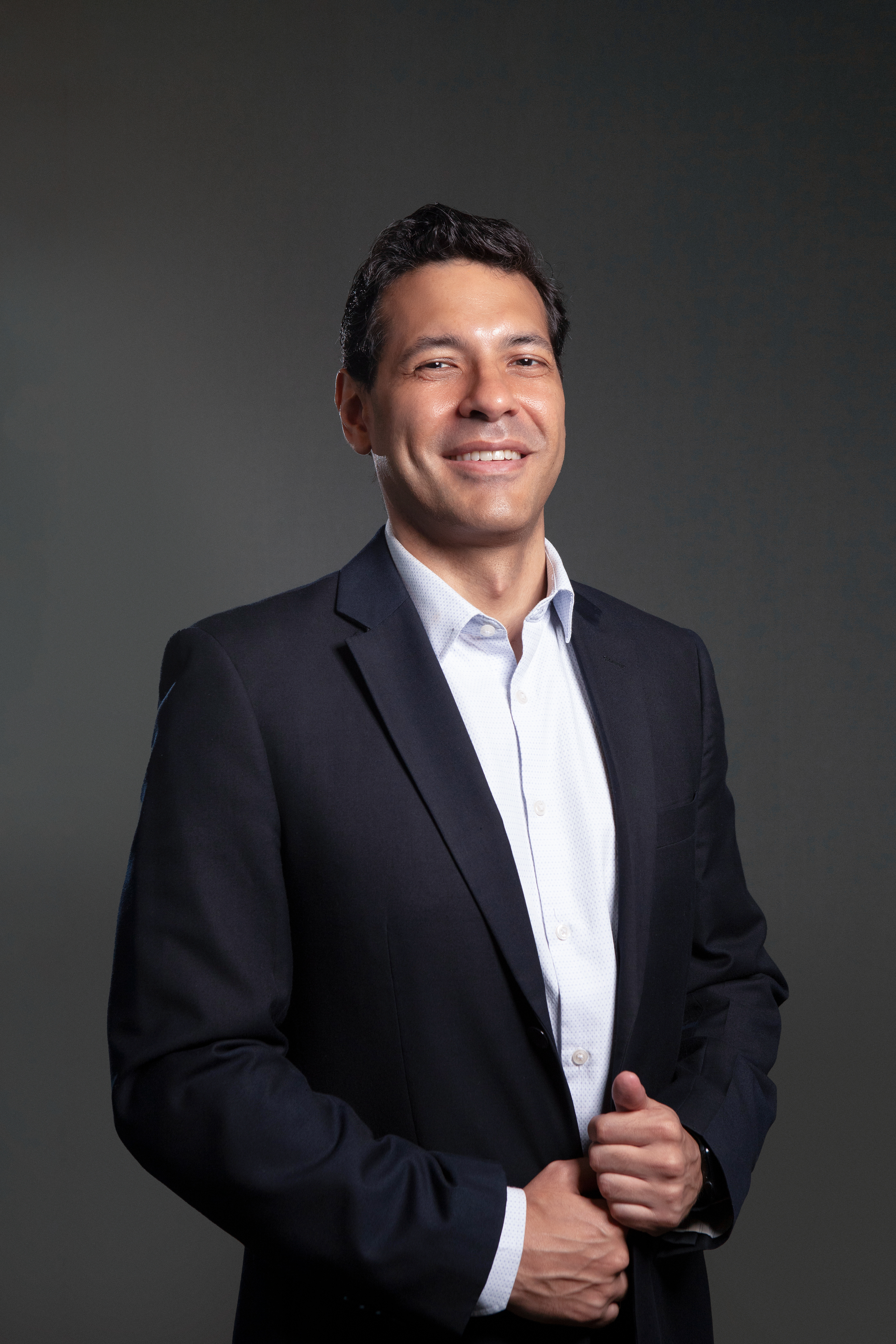 Retratos corporativos del equipo de Singular Securities en Panamá. Una sesión profesional que refleja unidad, experiencia y compromiso en el ámbito financiero.
