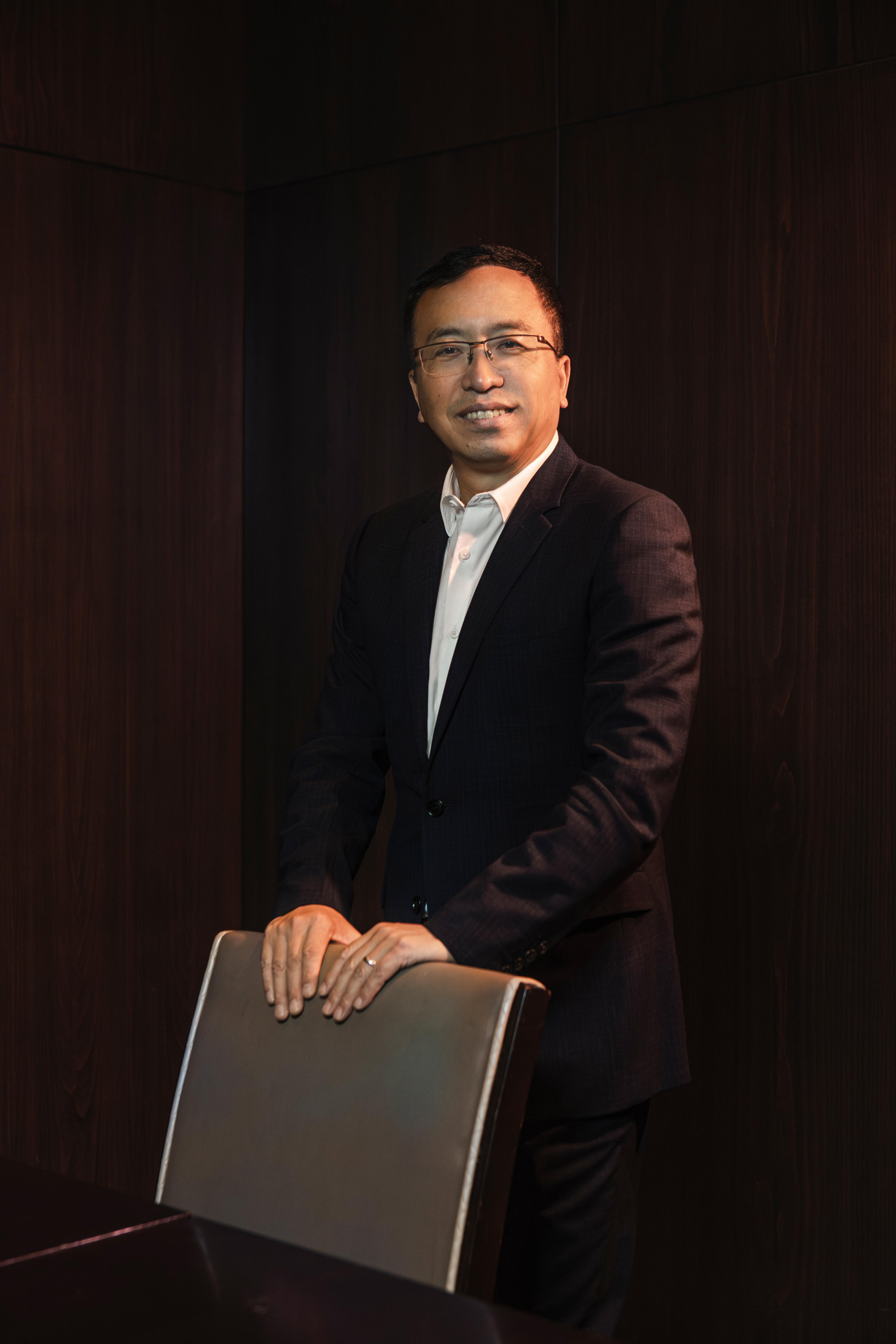 Retratos ejecutivos de George Zhao, CEO de HONOR en Panamá. Una sesión que destaca su liderazgo y visión innovadora en el sector tecnológico.
