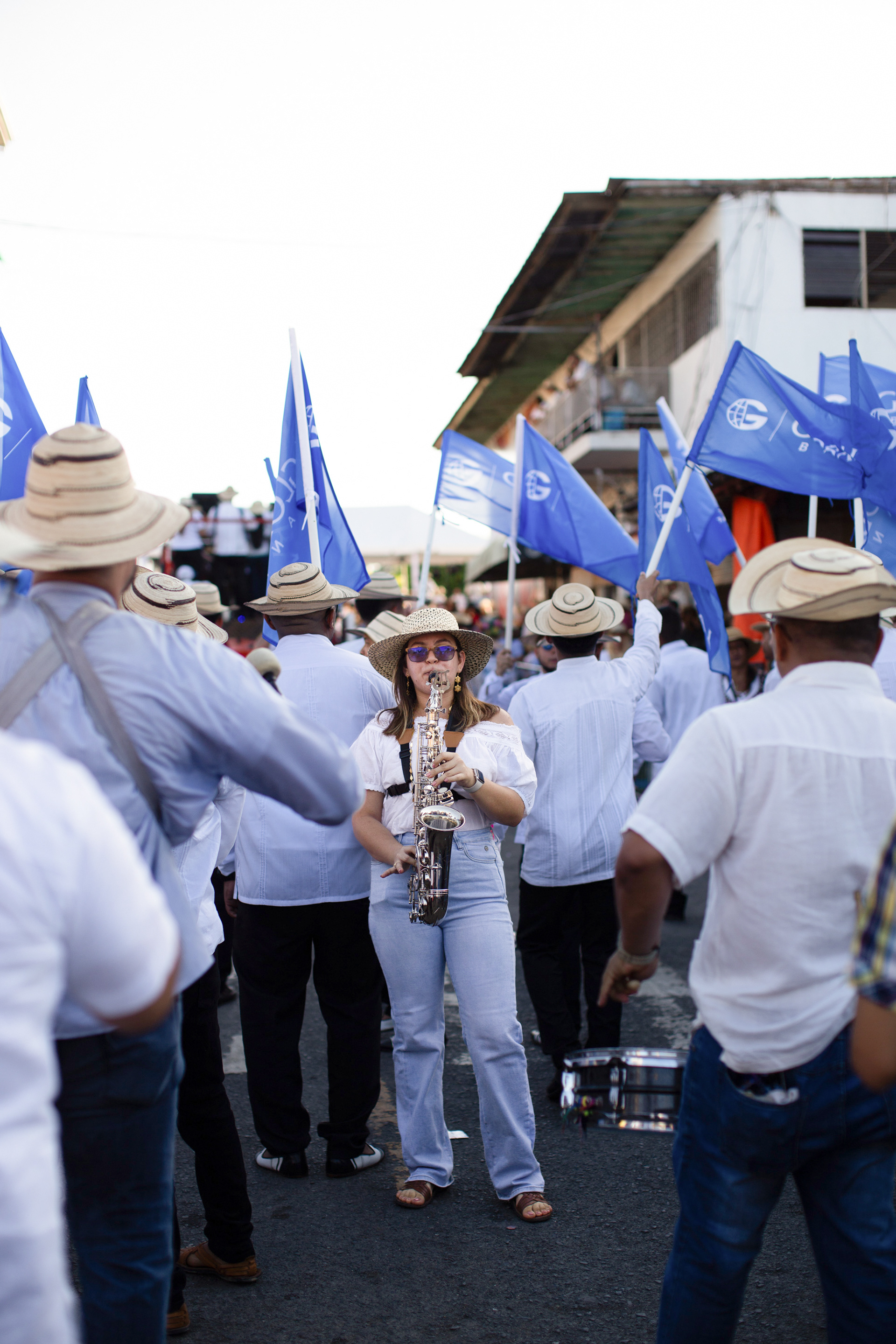 Presencia de Global Bank en el Desfile de las Mil Polleras 2024. Una fusión entre identidad nacional y compromiso institucional, capturada con mirada profesional y sensibilidad cultural.