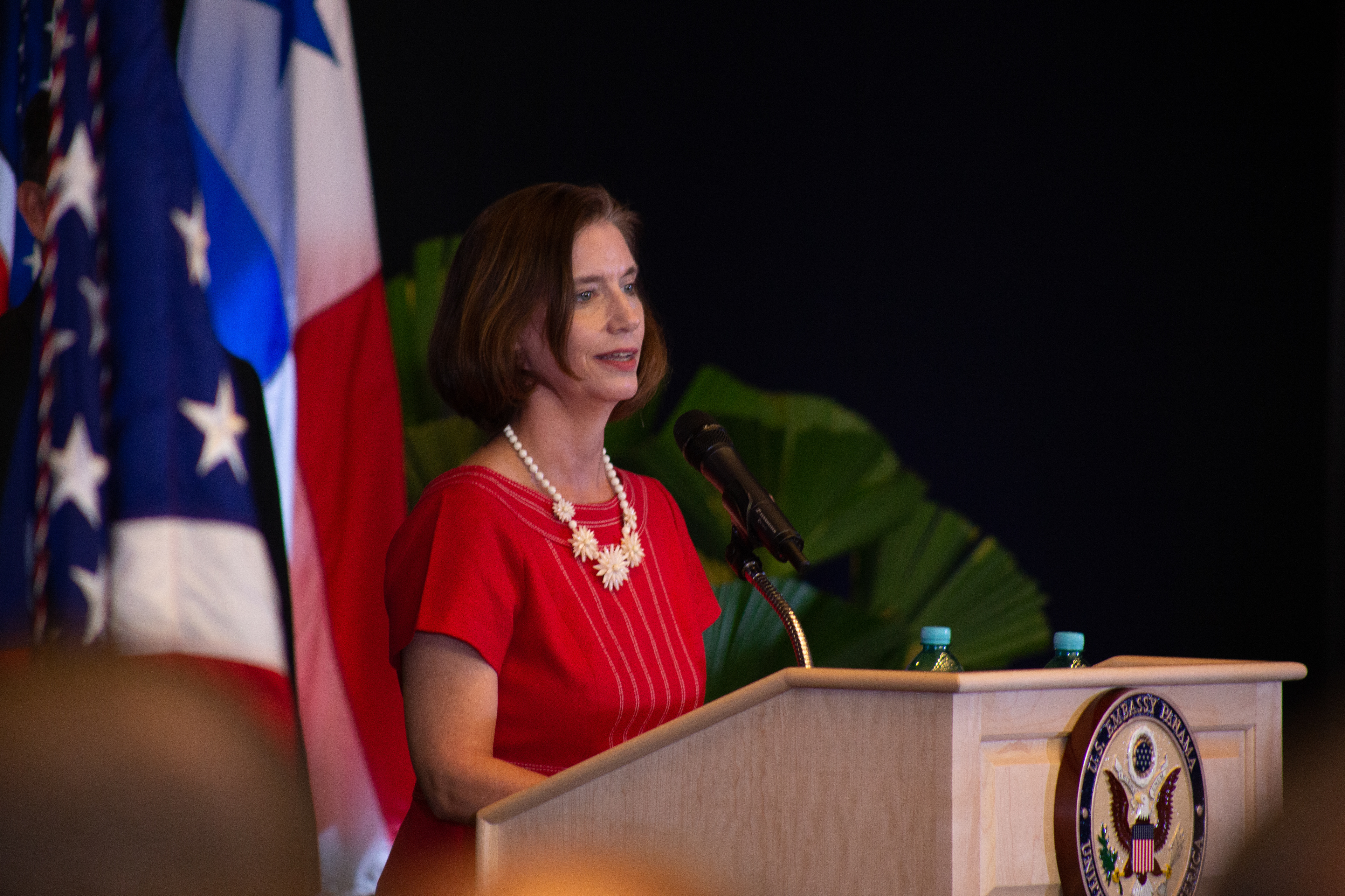 Cobertura del 4th of July organizada por la Embajada de EE.UU. en el Hotel Sheraton Panamá. Imágenes que reflejan el ambiente festivo, diplomático y protocolar del evento.