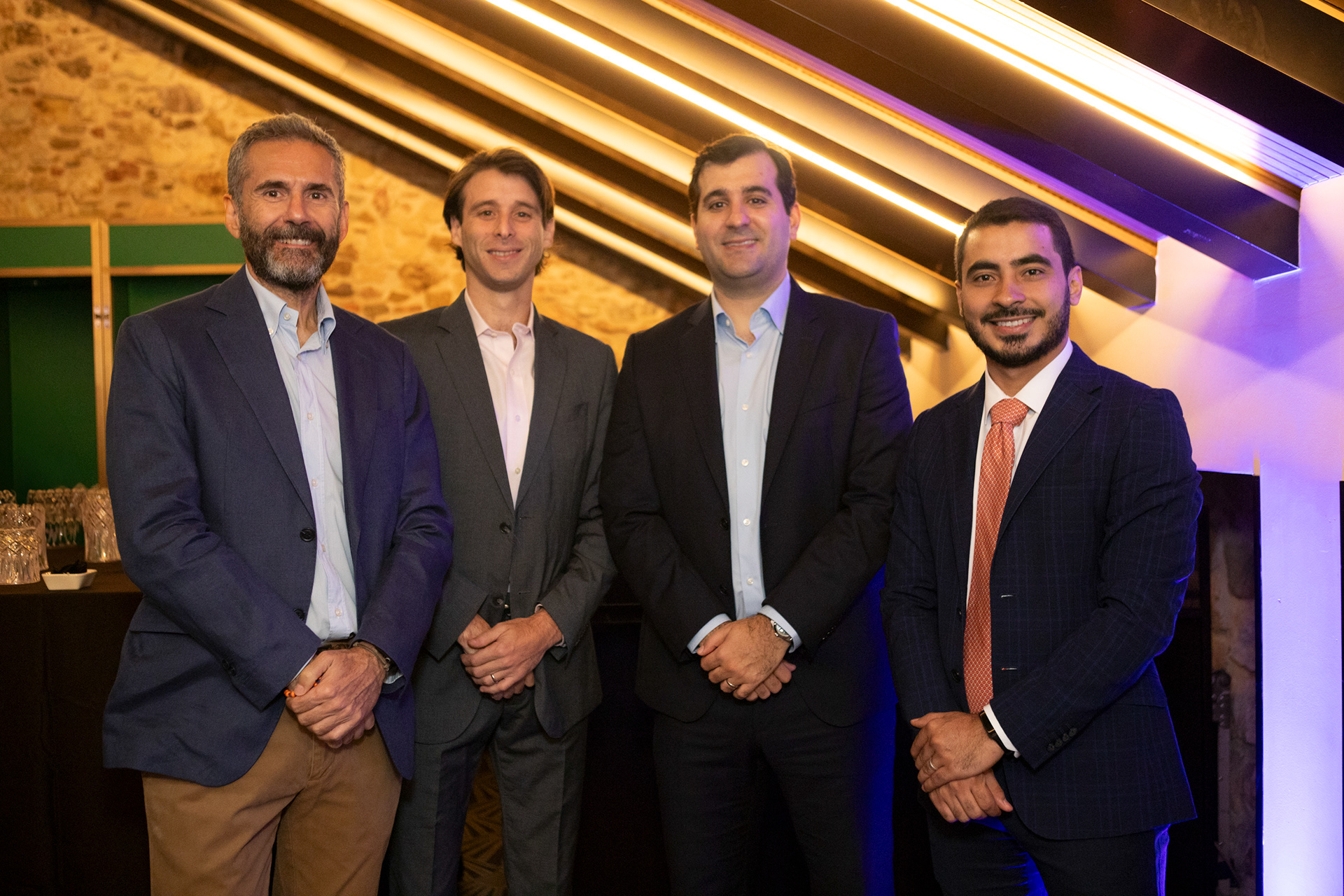 Imágenes del coctél de Alutech celebrando la emisión exitosa de su bono rotativo. Captura profesional para memorias empresariales, prensa y comunicación interna.