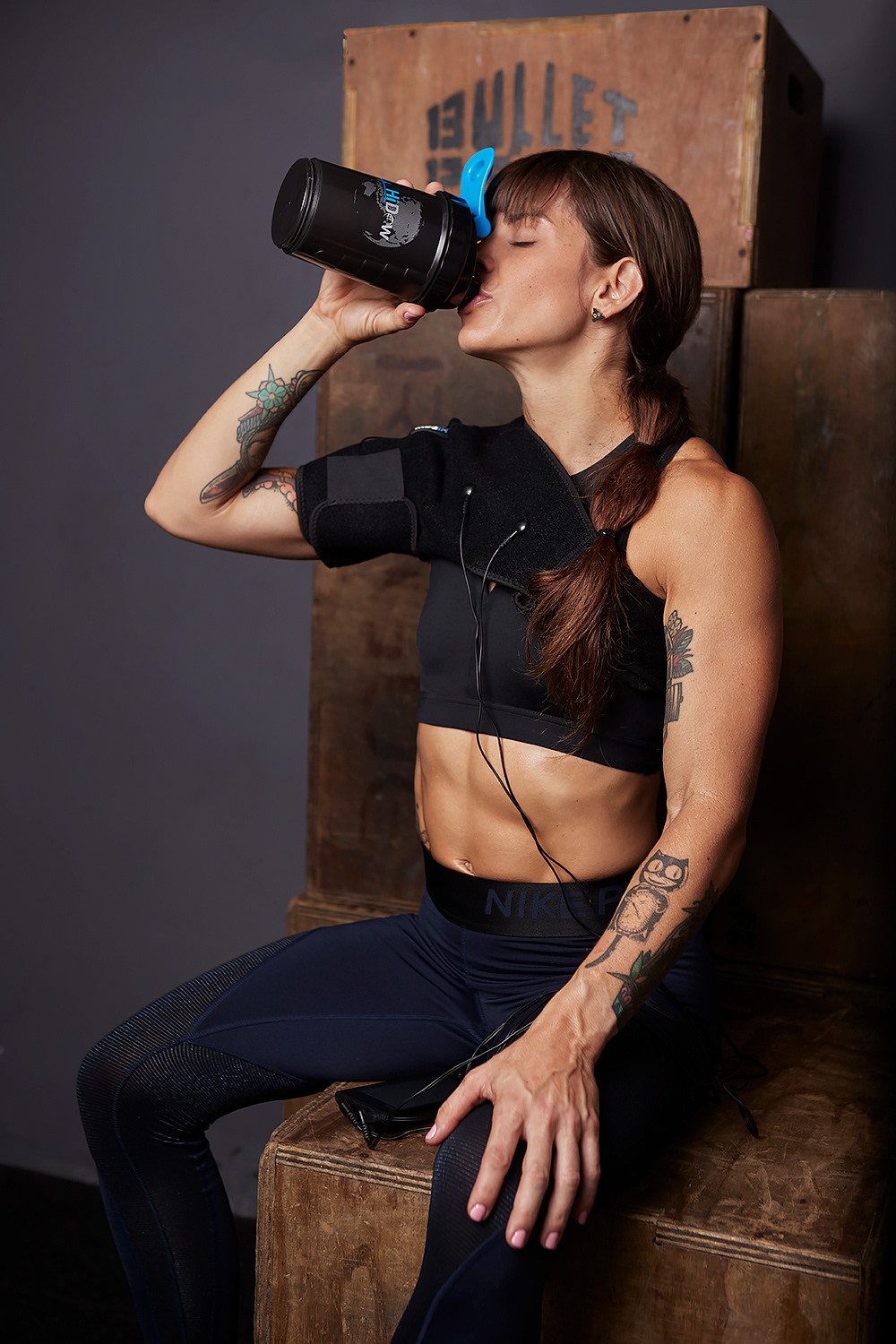 Sesión fotográfica deportiva con Paola Carballeda para Hidow International en Panamá, diseñada para capturar la energía y dinamismo en campañas de marketing deportivo.