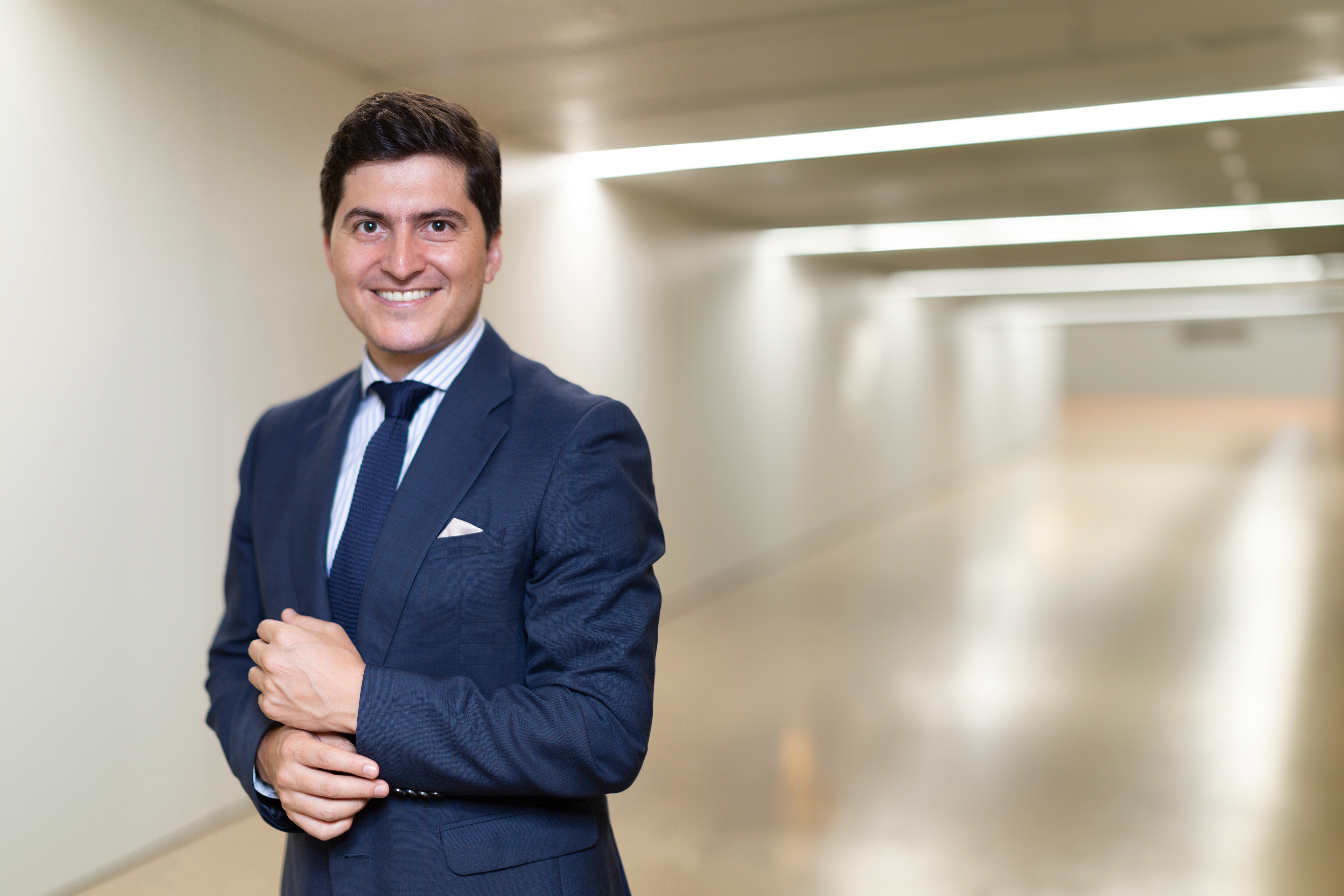 Retratos profesionales de Elkin Cetina, gerente en Mastercard Panamá. Una sesión diseñada para reflejar su liderazgo y presencia sólida en el sector financiero.