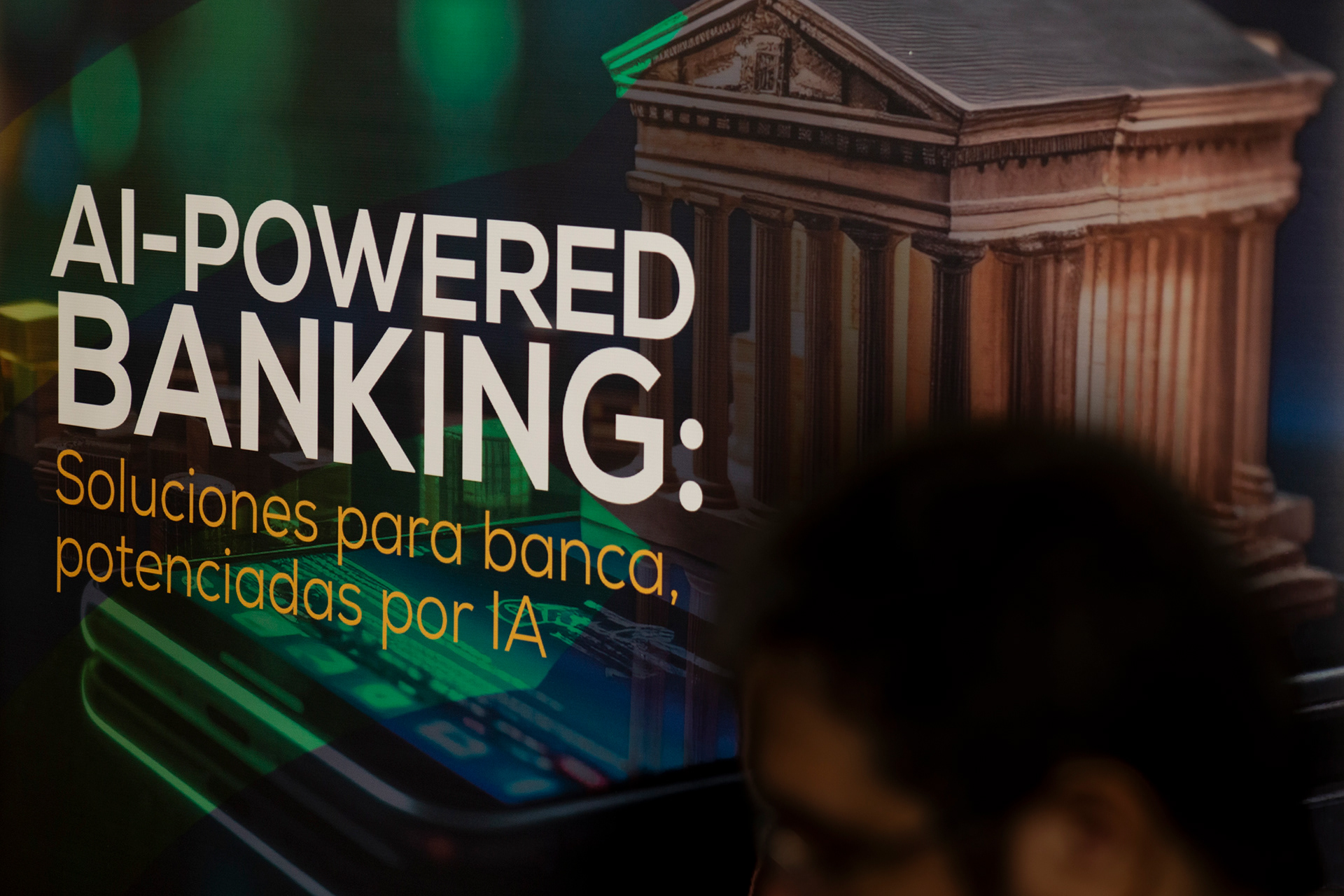 AI Powered Banking: una experiencia de innovación financiera organizada por Stefanini Group y Cobis Topaz en Panamá. Fotografía profesional que captura tecnología, networking y visión de futuro para la banca digital.