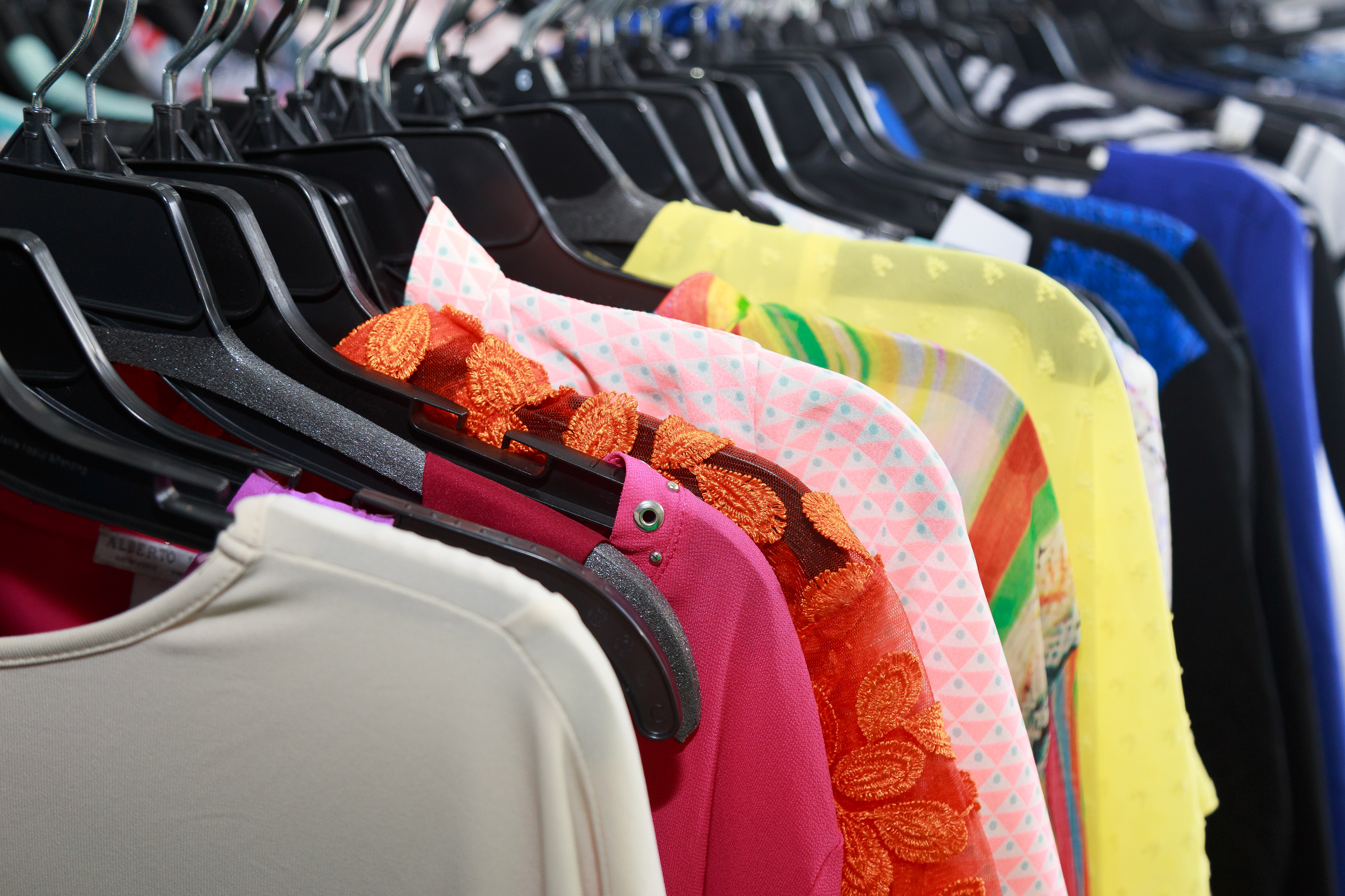 Cobertura del evento SALE de Sisters Boutique en Panamá, capturando el ambiente de moda, interacción con clientes y detalles de una jornada de compras especial.