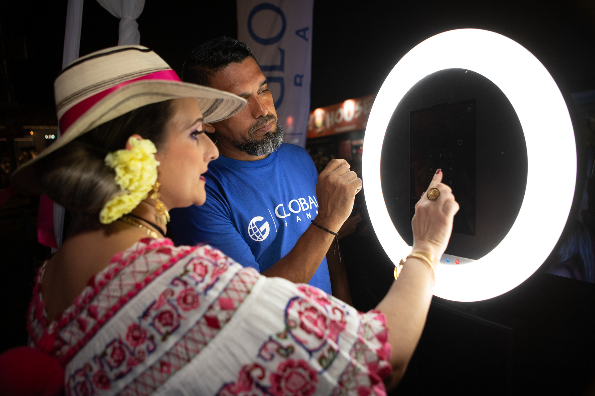 Presencia de Global Bank en el Desfile de las Mil Polleras 2024. Una fusión entre identidad nacional y compromiso institucional, capturada con mirada profesional y sensibilidad cultural.