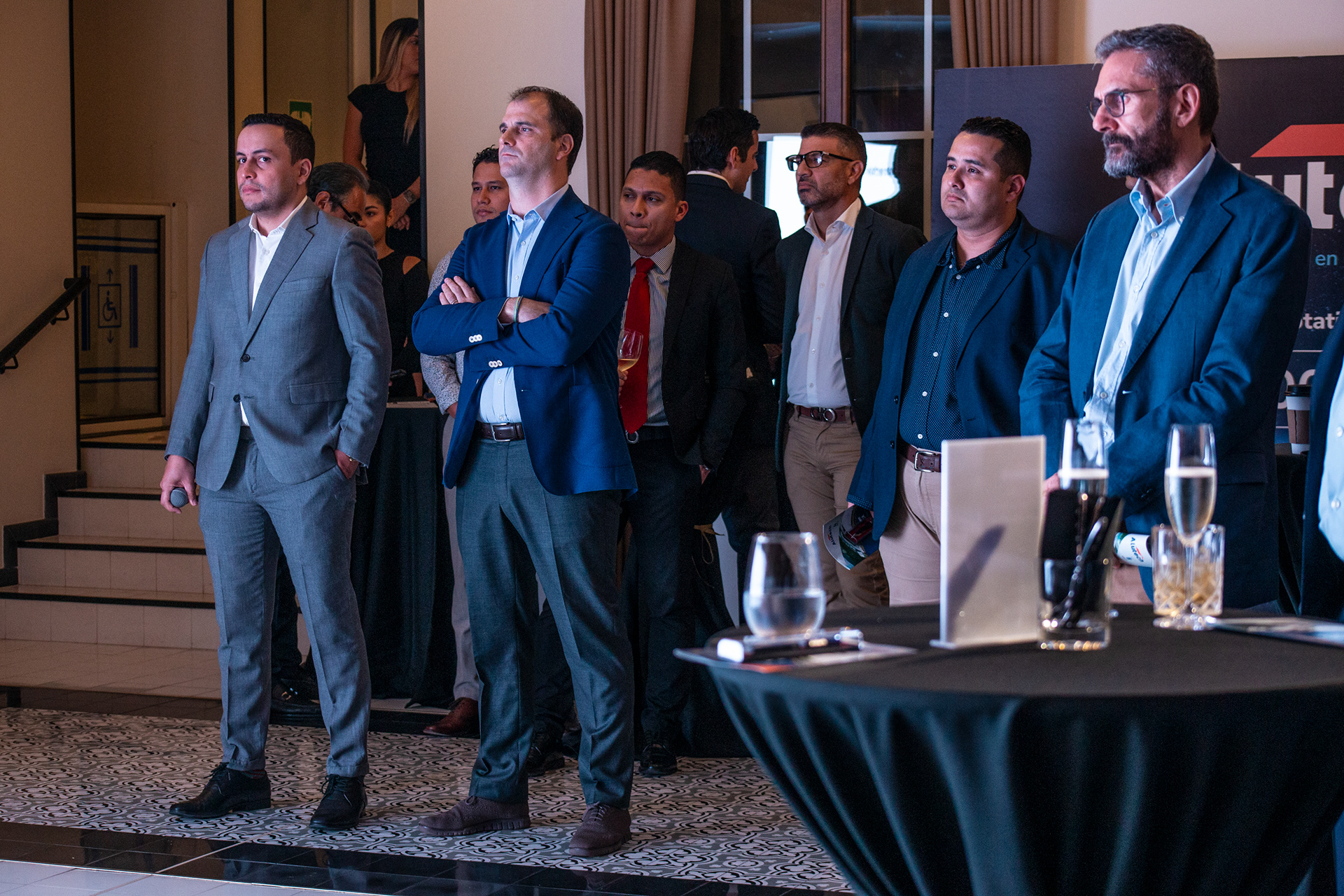 Imágenes del coctél de Alutech celebrando la emisión exitosa de su bono rotativo. Captura profesional para memorias empresariales, prensa y comunicación interna.