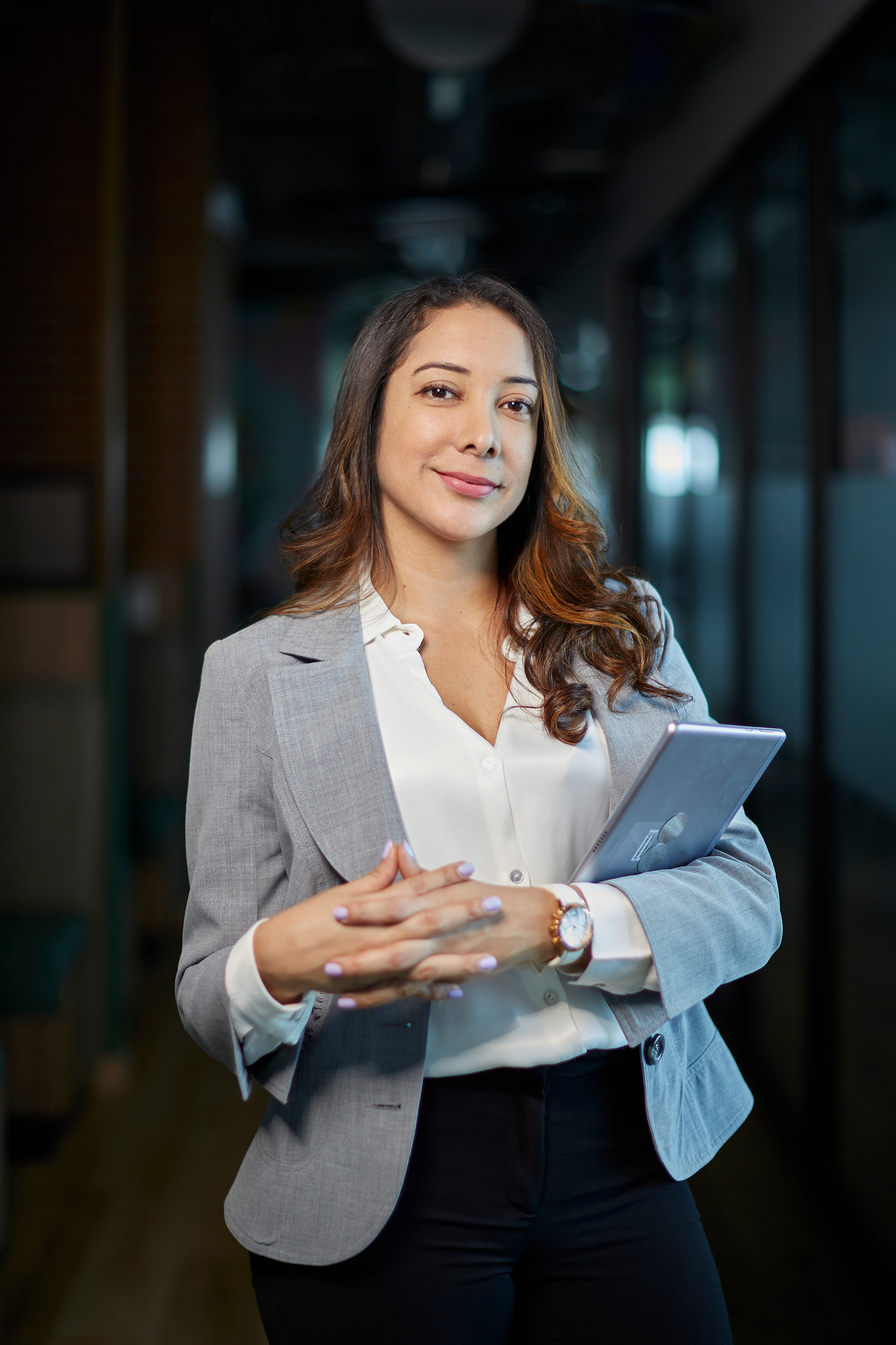 Retratos profesionales de la abogada Sindy Pulmarejo en Panamá. Fotografías que reflejan autoridad, confianza y una imagen impecable en el entorno jurídico.