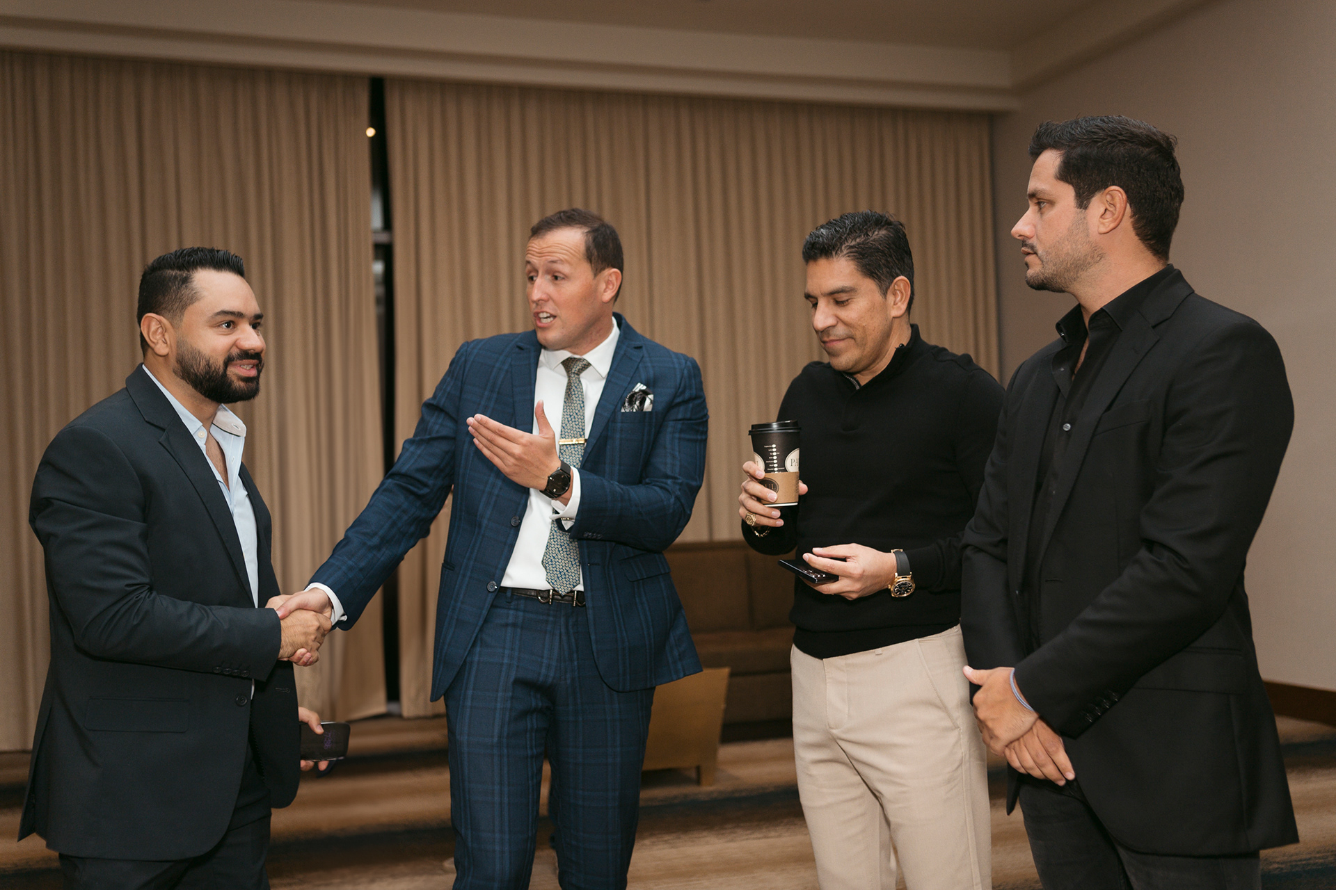 Reunión del Billions Trade Club en el Waldorf Astoria Panamá: un encuentro exclusivo de líderes, ideas y oportunidades. Fotografía profesional de lujo para memorias y comunicación de alto nivel.
