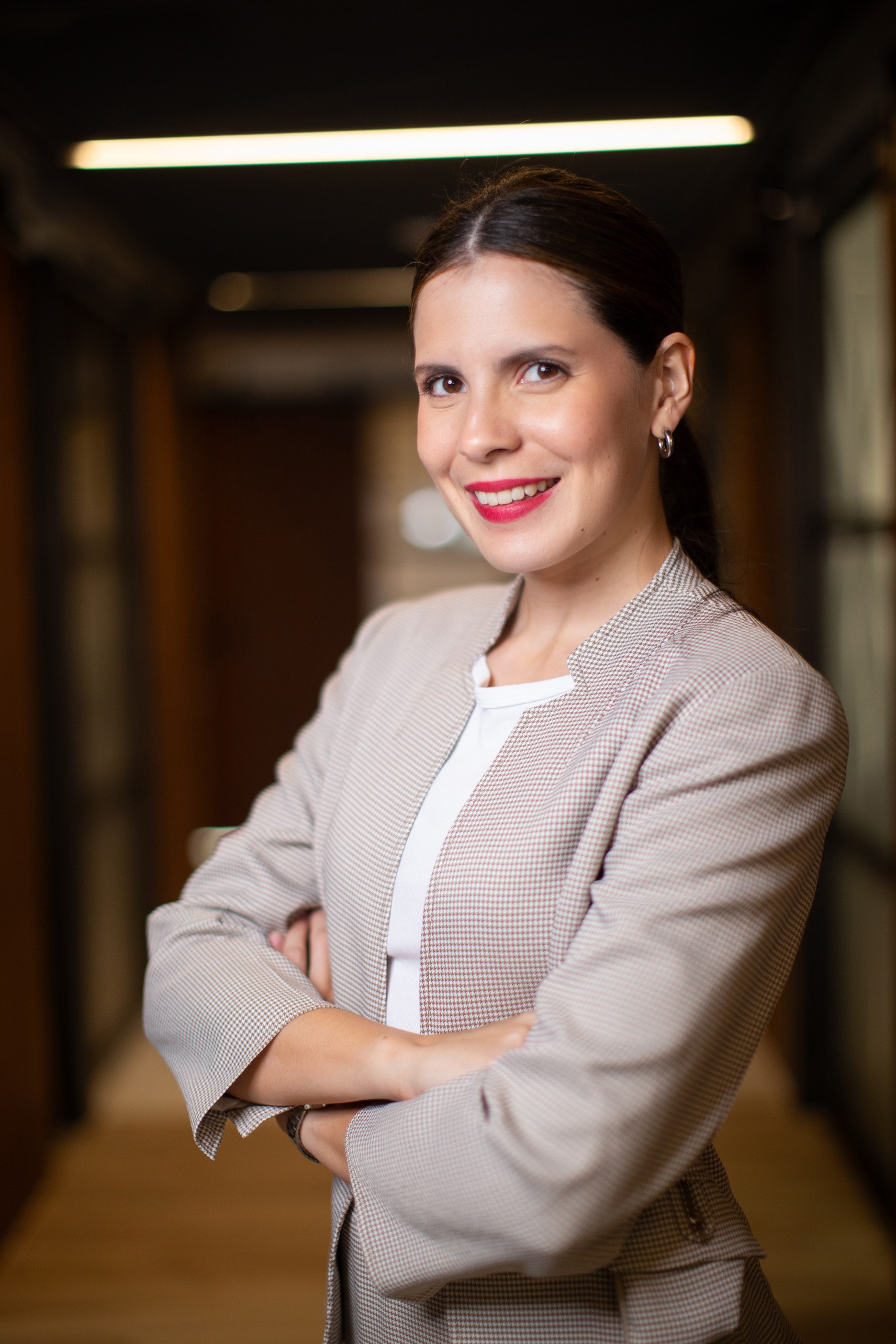 Retratos profesionales para consultora de visas en Panamá, con un enfoque legal, claro y confiable.