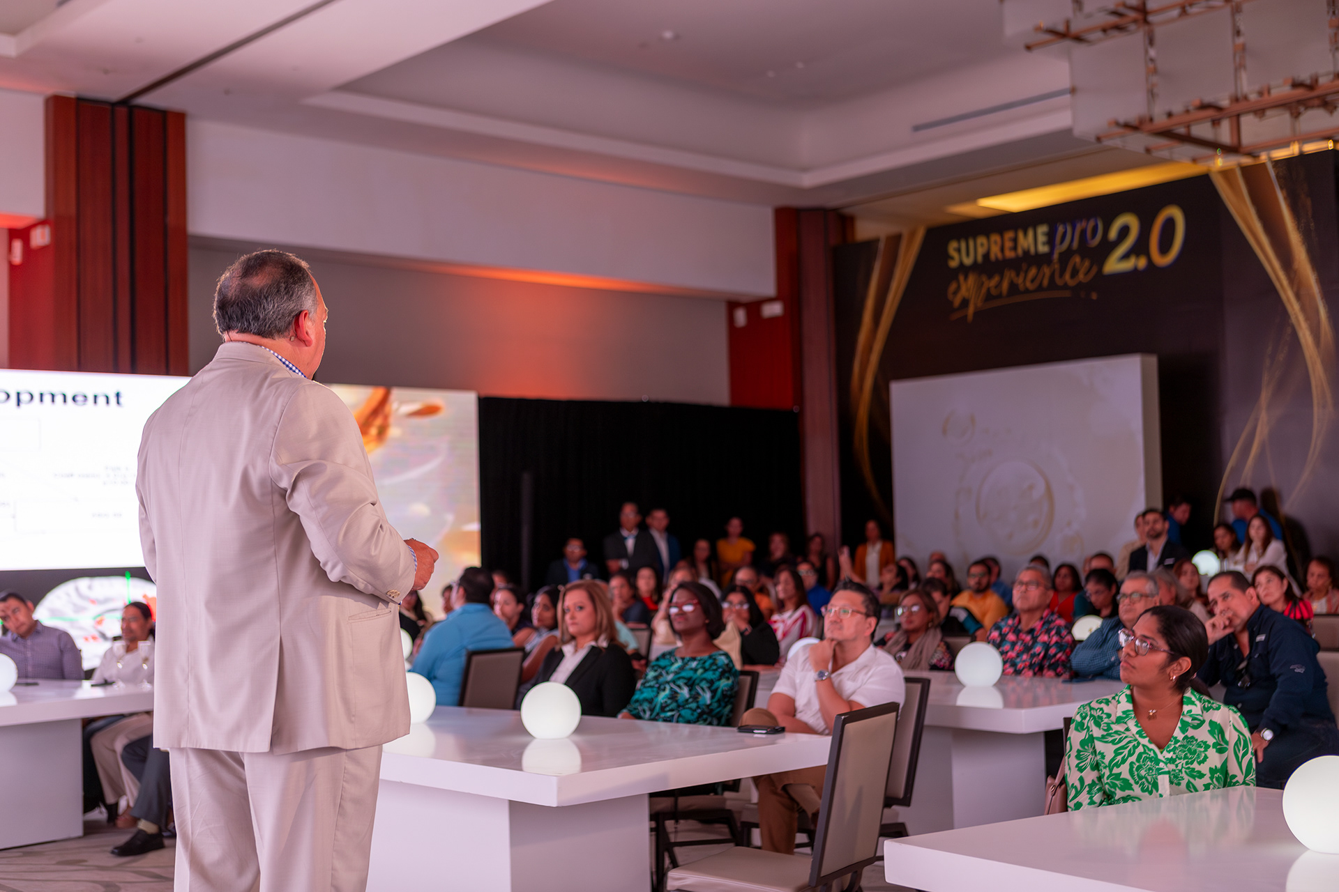 Nestlé presentó su experiencia Nan Supreme 2.0 en Ciudad de Panamá. Un evento elegante, emocional y de alto estándar, capturado con fotografía editorial para uso comercial, institucional y digital.