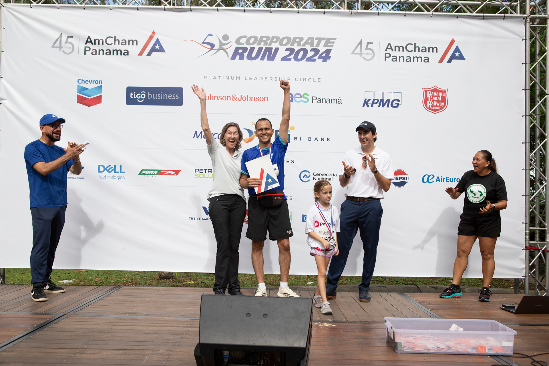 Instantáneas de la Carrera AmCham 2024 en Ciudad de Panamá: energía, comunidad y bienestar empresarial en cada paso. Ideal para reportes de RSE, redes sociales y memorias corporativas.