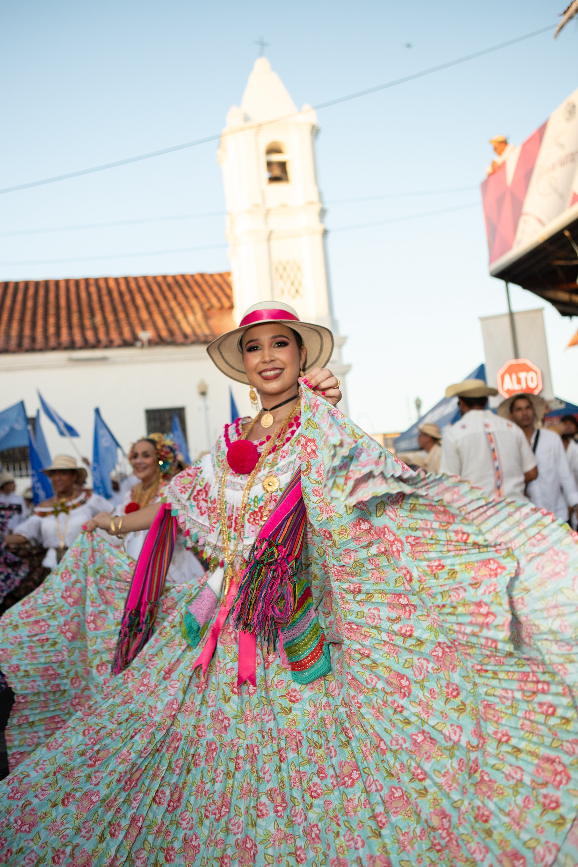 Presencia de Global Bank en el Desfile de las Mil Polleras 2024. Una fusión entre identidad nacional y compromiso institucional, capturada con mirada profesional y sensibilidad cultural.