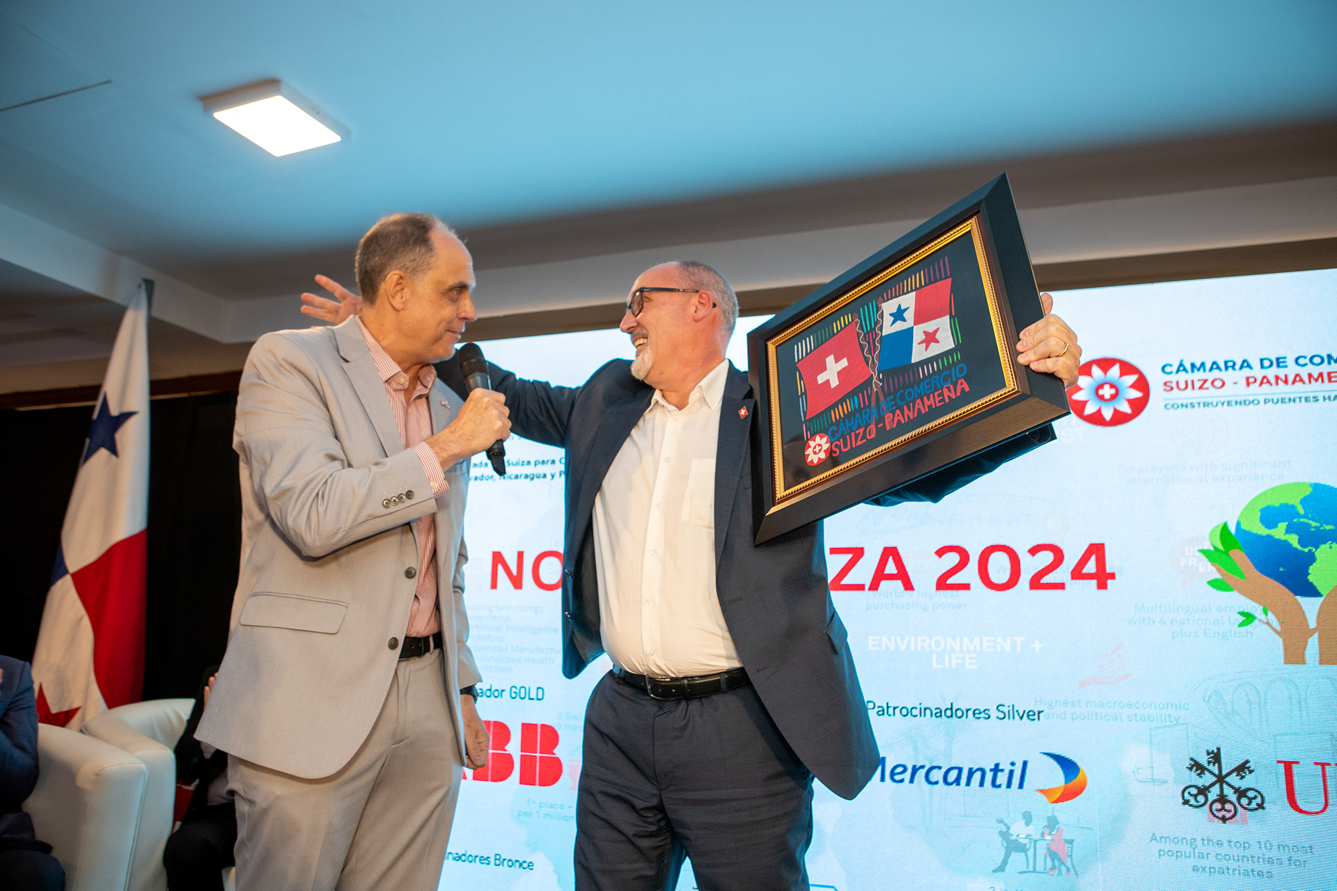 Momentos destacados de la Noche Suiza 2024, una elegante velada de gala y networking organizada por la Cámara de Comercio Suiza en Ciudad de Panamá.